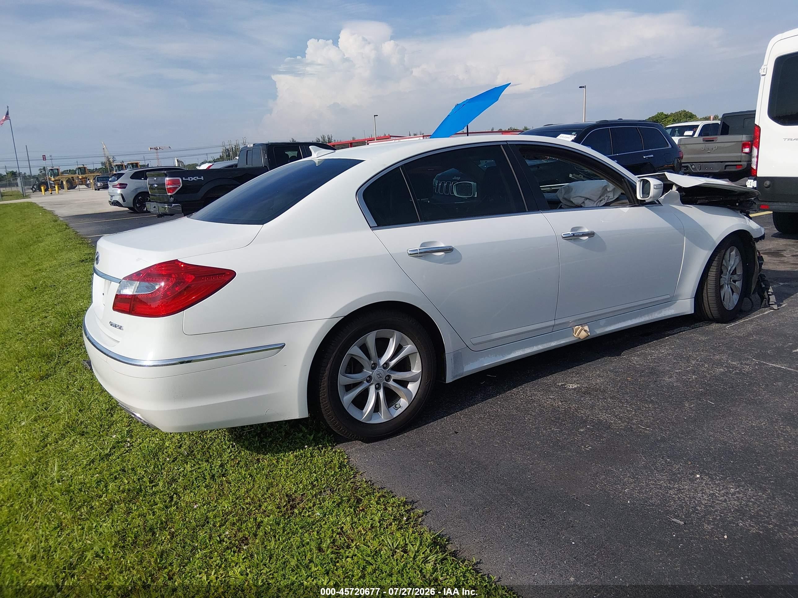 2013 Hyundai Genesis 3.8 White vin: KMHGC4DD0DU224146