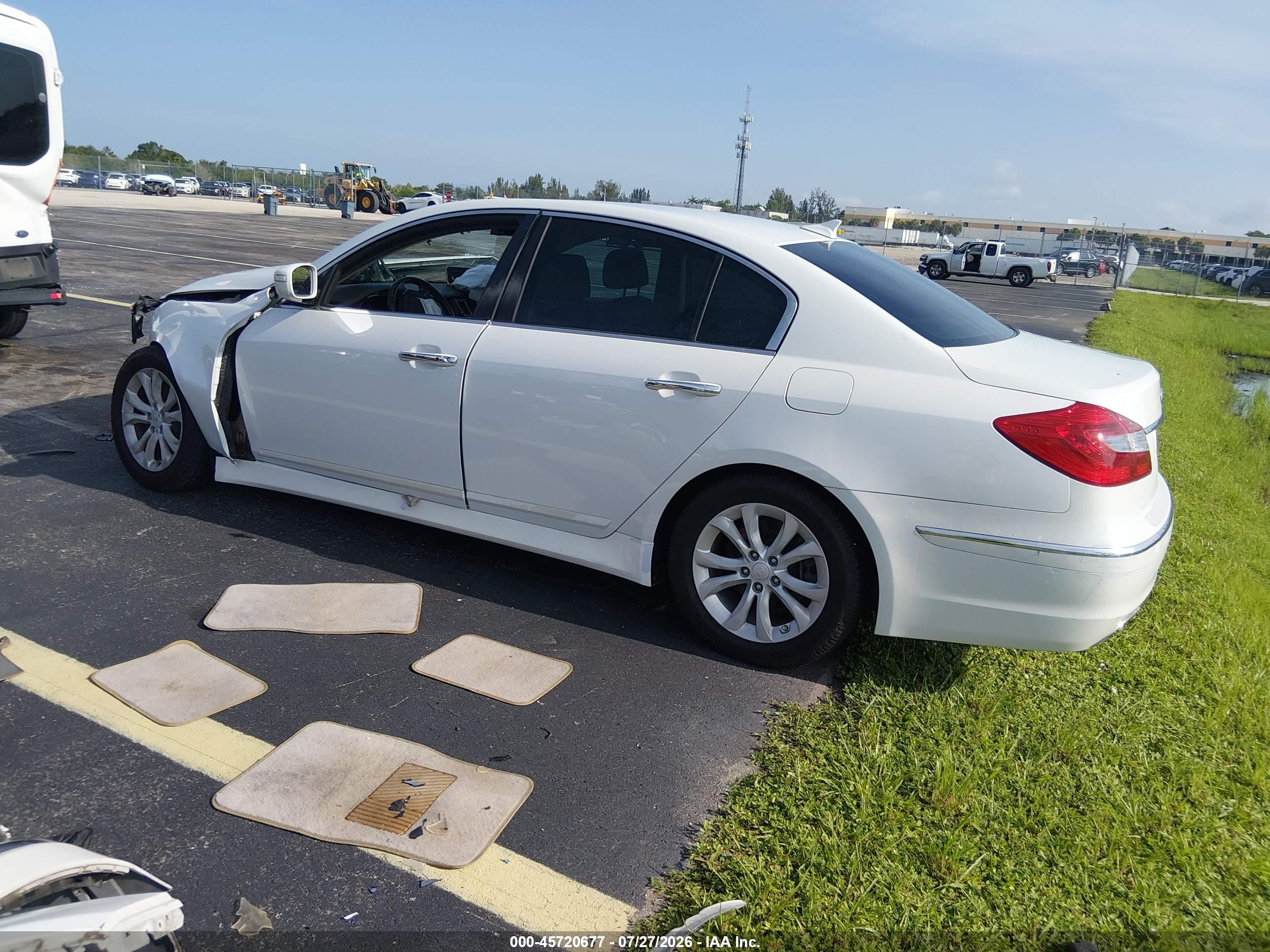 2013 Hyundai Genesis 3.8 White vin: KMHGC4DD0DU224146