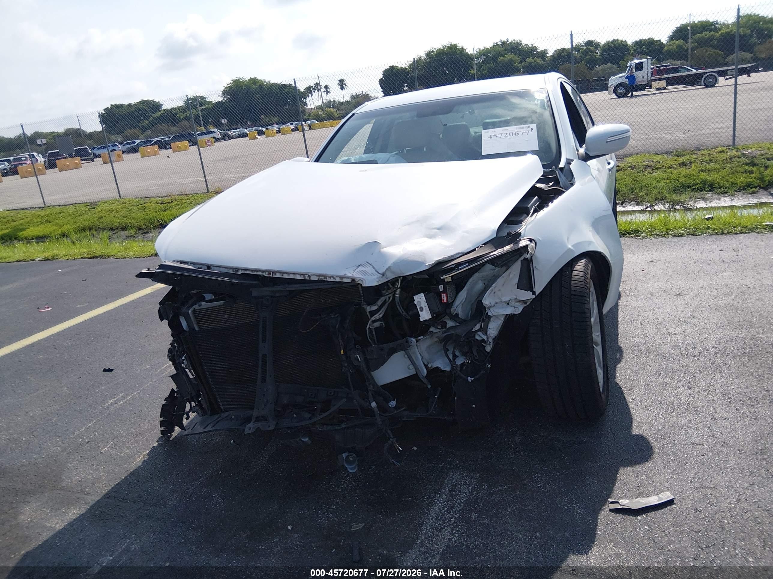 2013 Hyundai Genesis 3.8 White vin: KMHGC4DD0DU224146