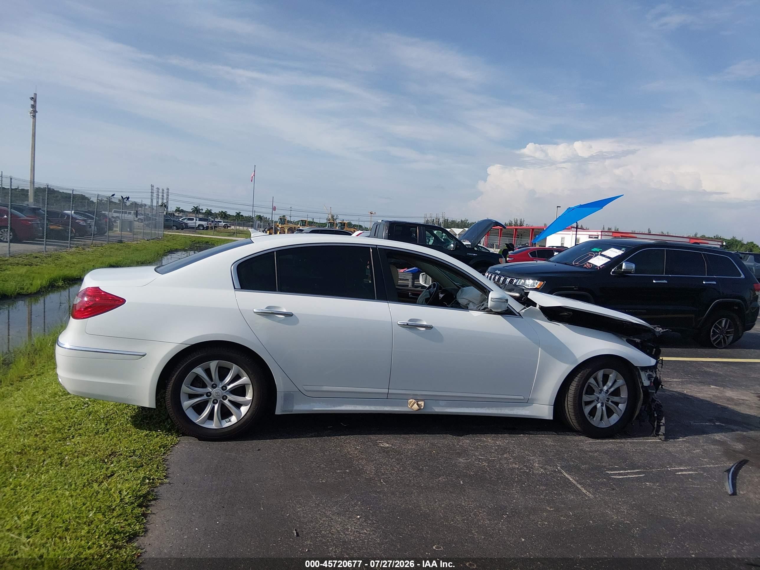 2013 Hyundai Genesis 3.8 White vin: KMHGC4DD0DU224146