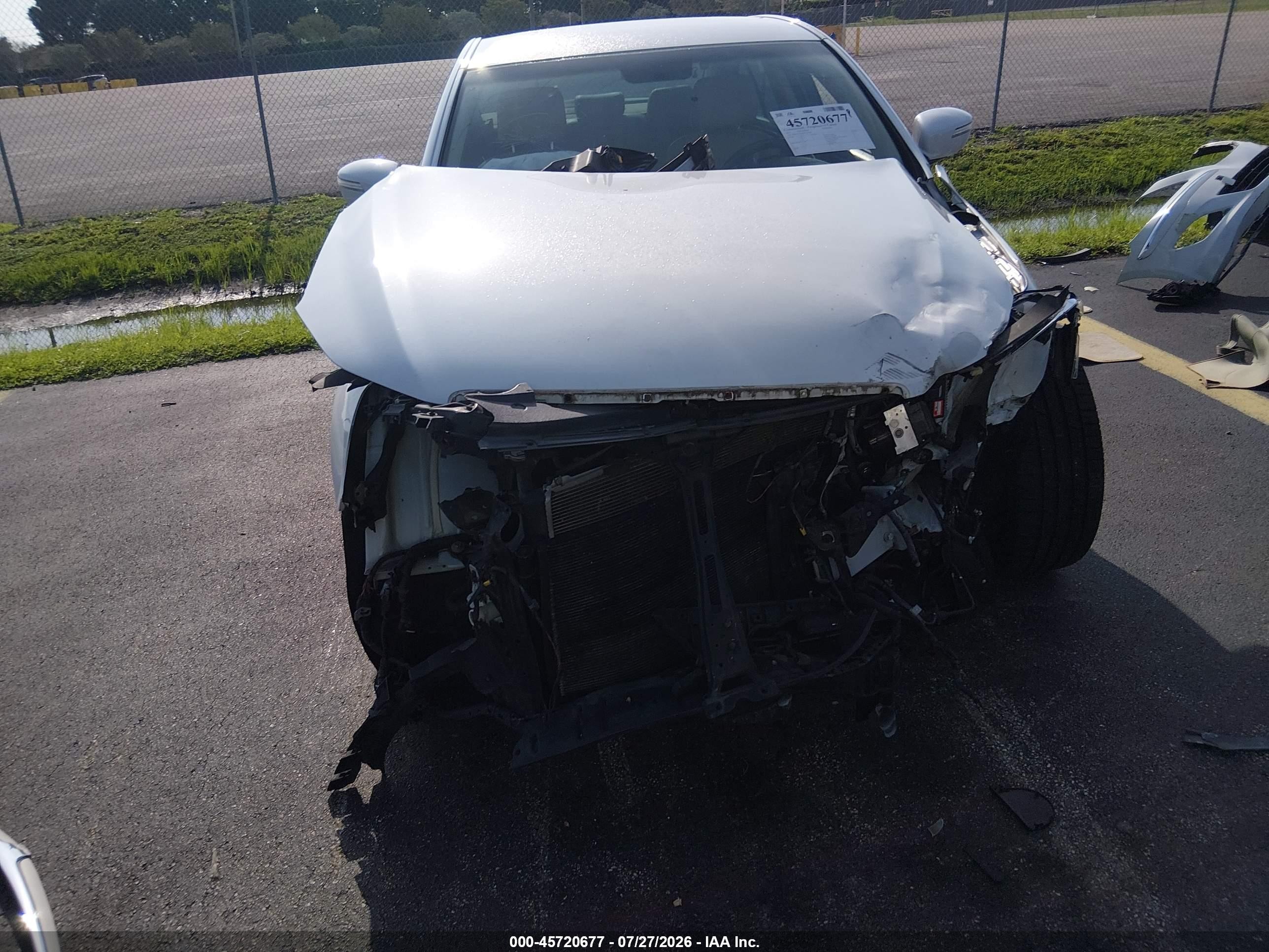 2013 Hyundai Genesis 3.8 White vin: KMHGC4DD0DU224146