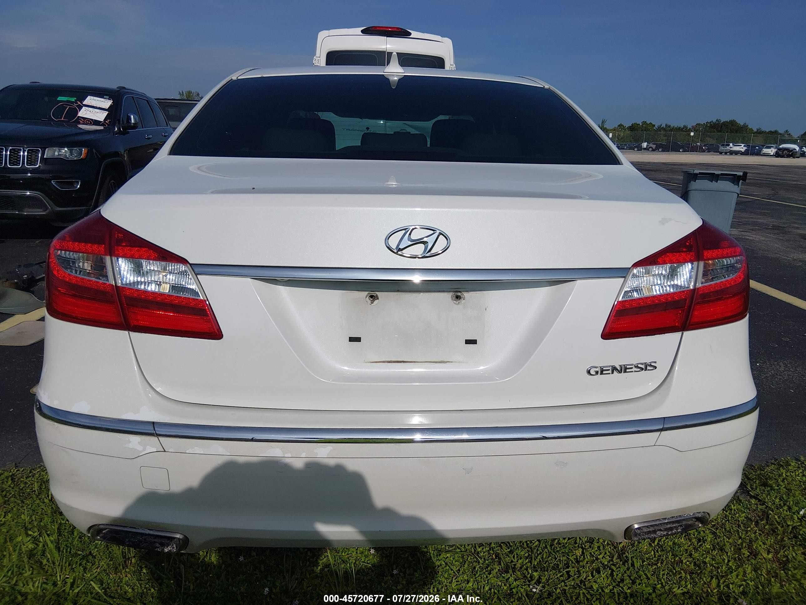 2013 Hyundai Genesis 3.8 White vin: KMHGC4DD0DU224146