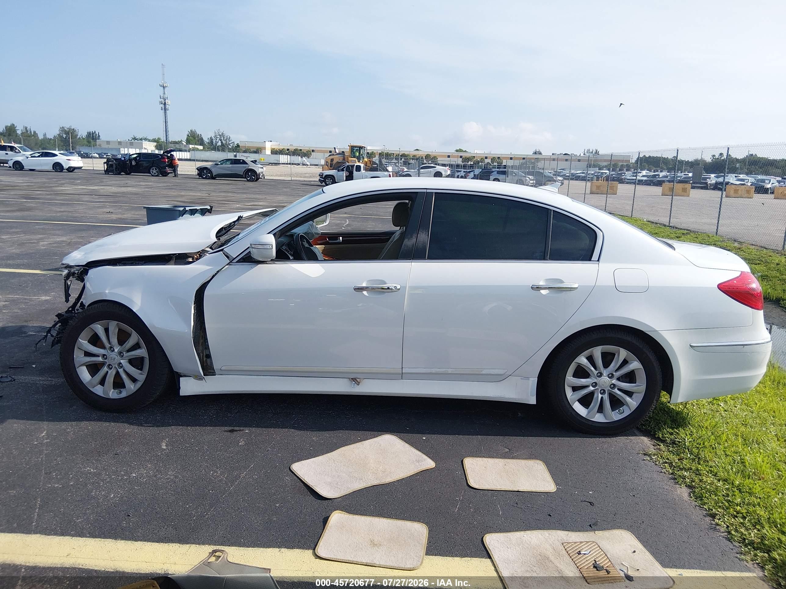 2013 Hyundai Genesis 3.8 White vin: KMHGC4DD0DU224146
