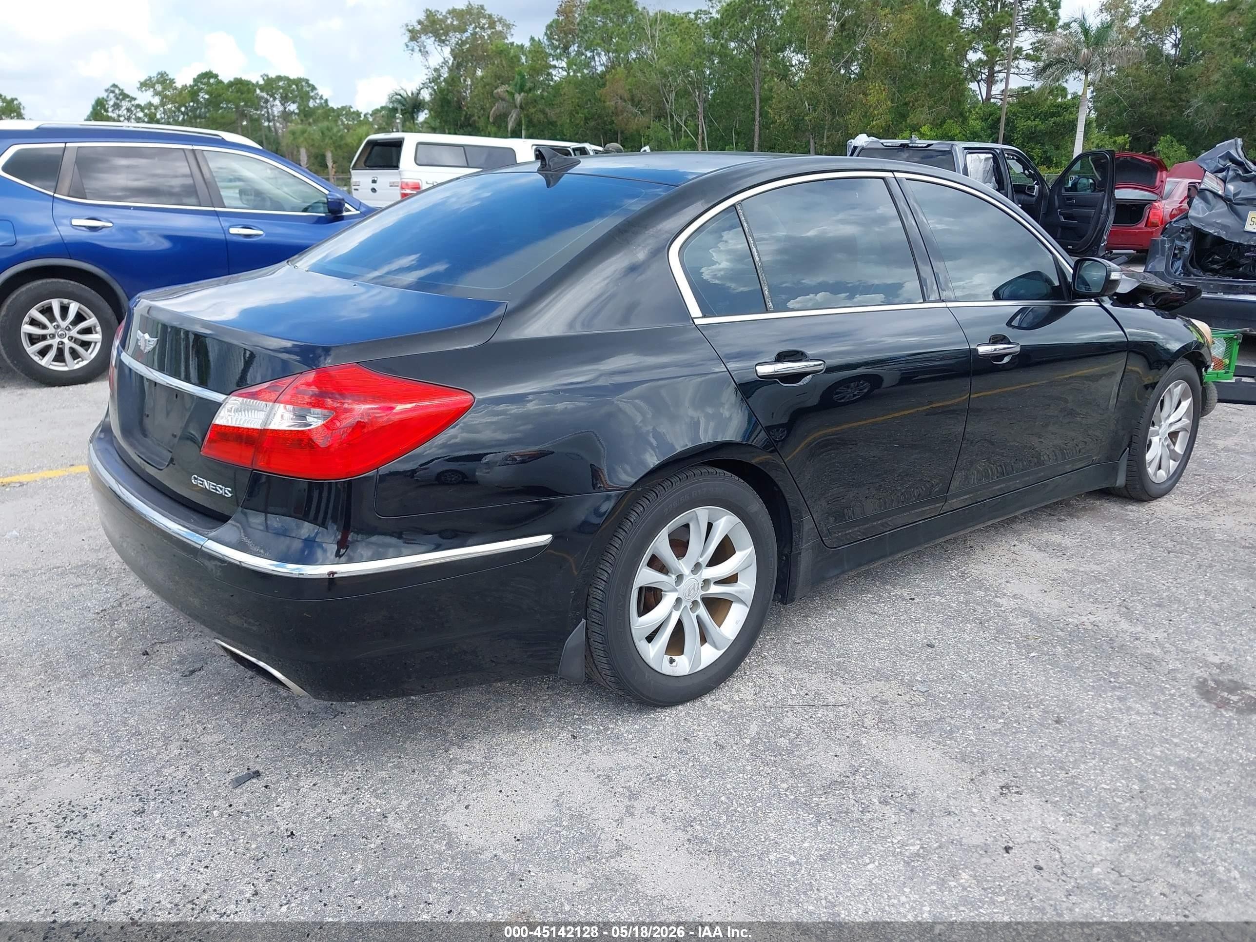 2013 Hyundai Genesis 3.8 Black vin: KMHGC4DD0DU228407