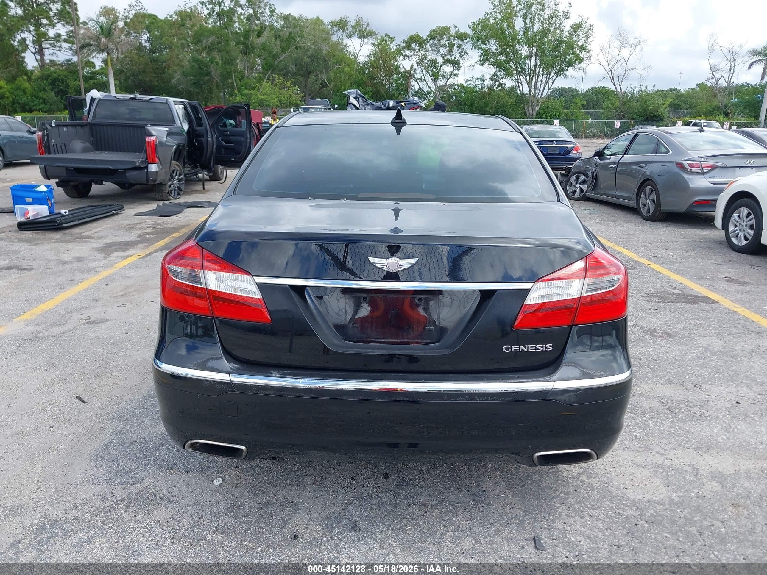 2013 Hyundai Genesis 3.8 Black vin: KMHGC4DD0DU228407