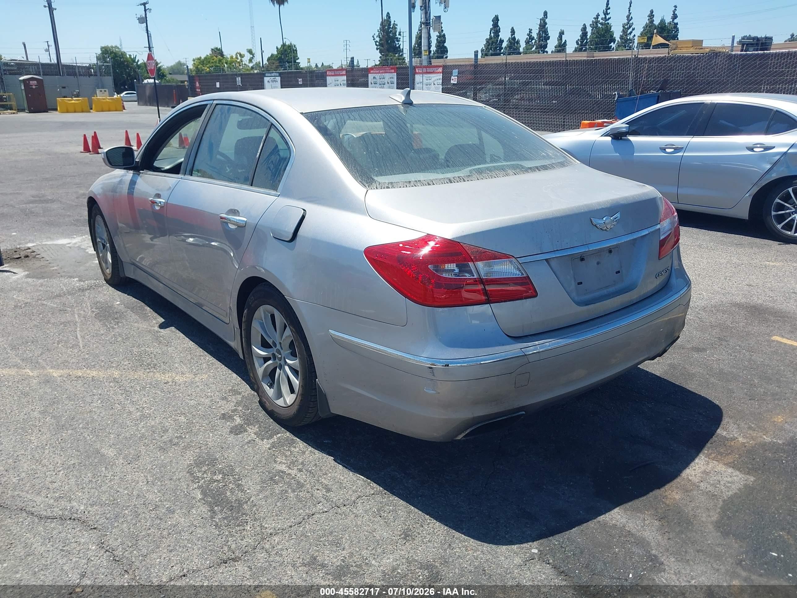 2013 Hyundai Genesis 3.8 Silver vin: KMHGC4DD0DU247443