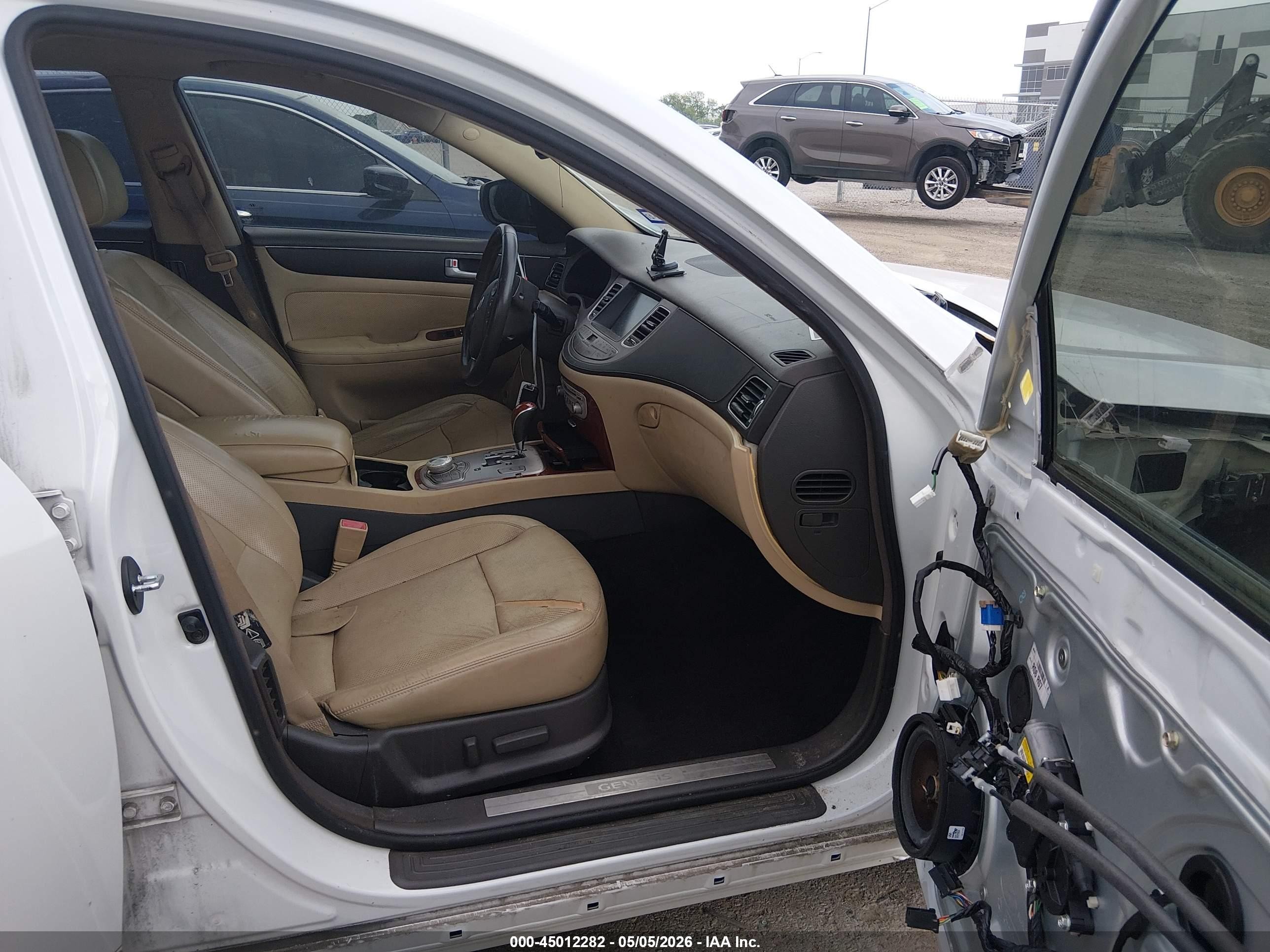 2013 Hyundai Genesis 3.8 White vin: KMHGC4DD0DU249306