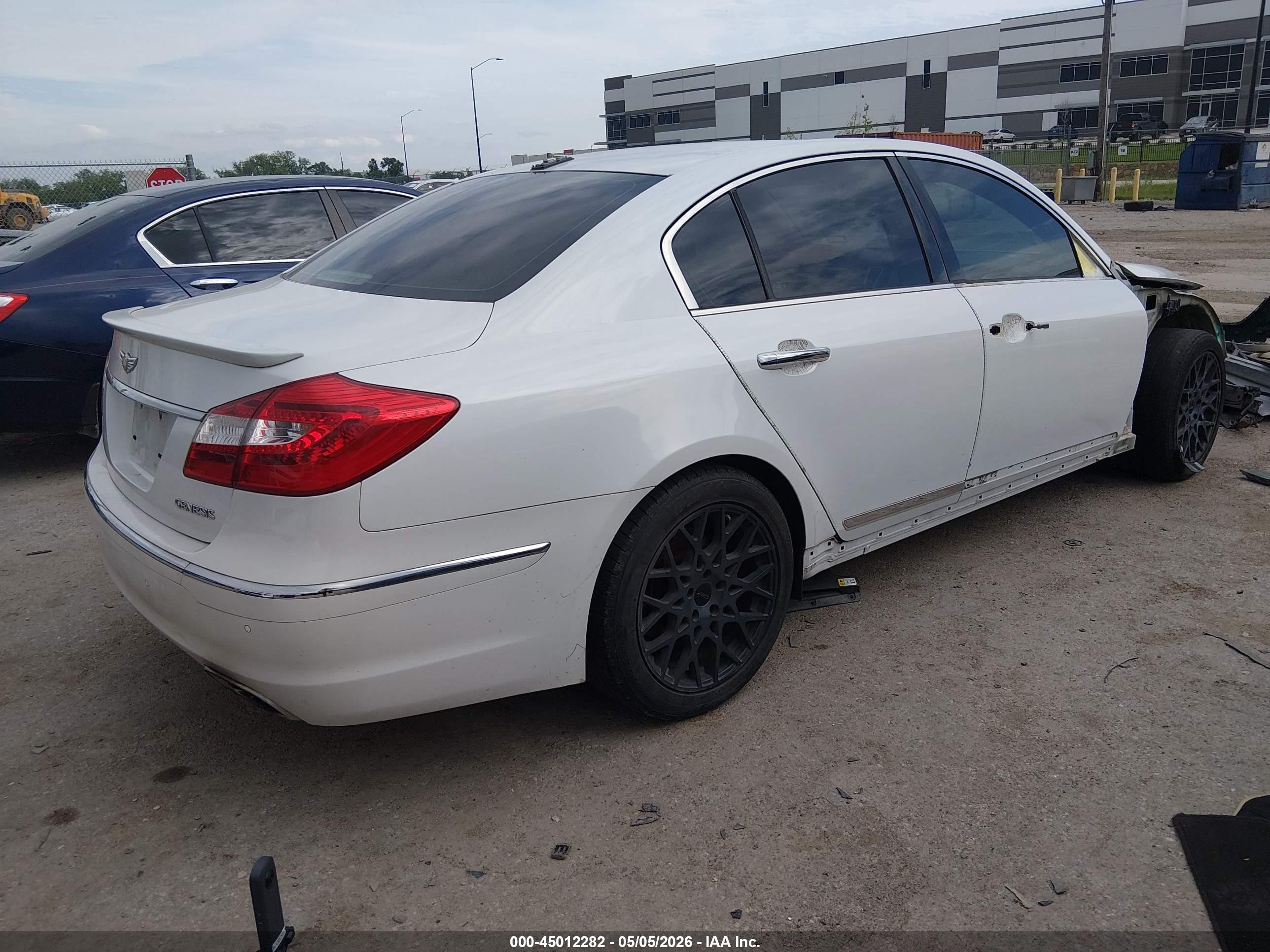 2013 Hyundai Genesis 3.8 White vin: KMHGC4DD0DU249306