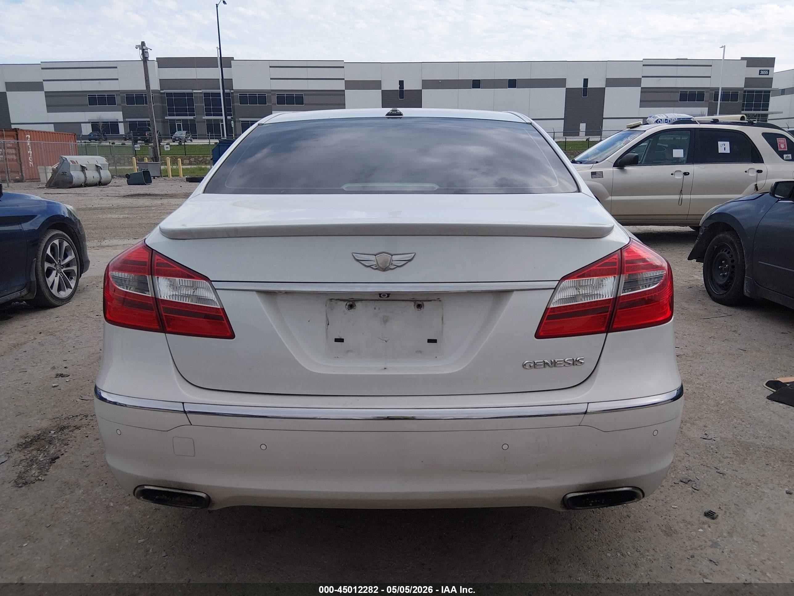 2013 Hyundai Genesis 3.8 White vin: KMHGC4DD0DU249306