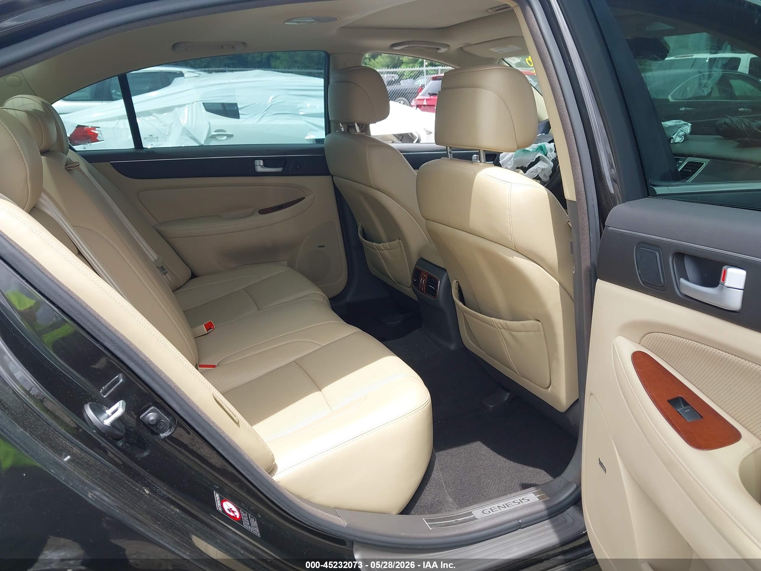 2014 Hyundai Genesis 3.8 Black vin: KMHGC4DD0EU264308