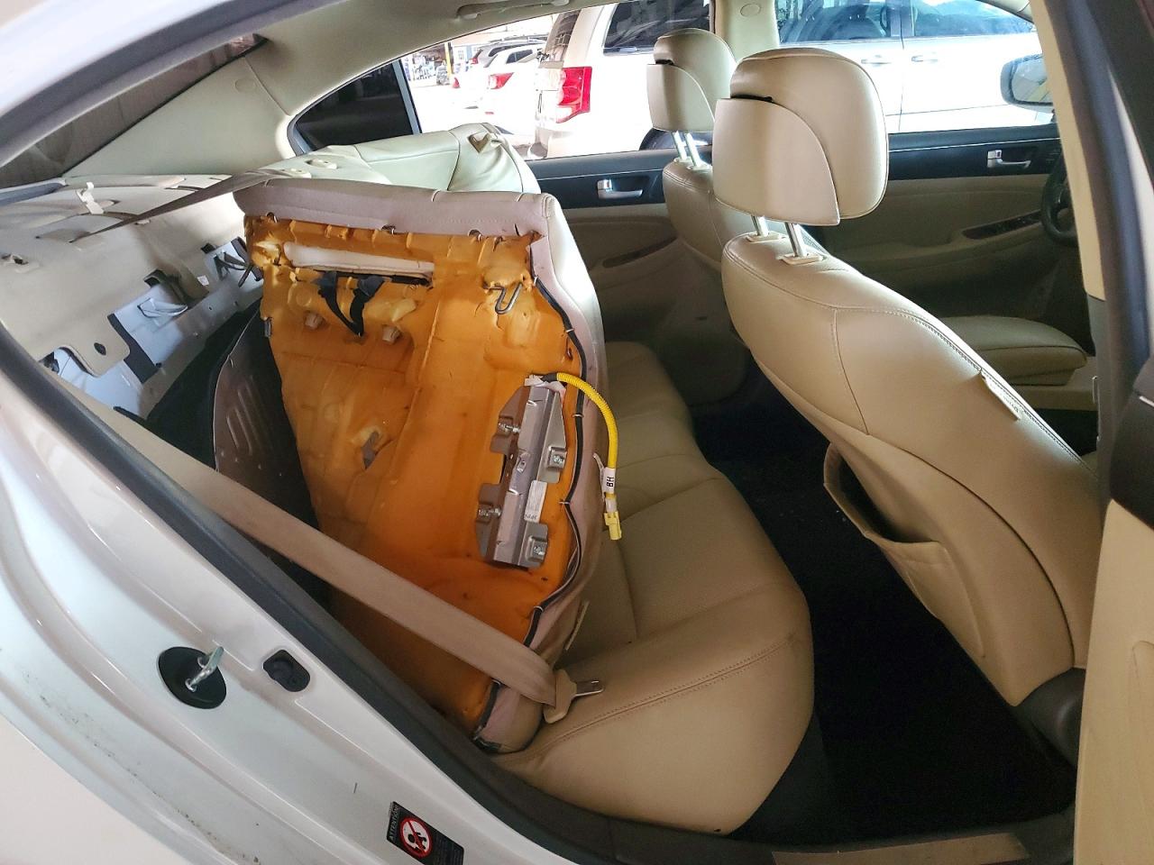 2012 Hyundai Genesis 3.8l Белый vin: KMHGC4DD1CU196761
