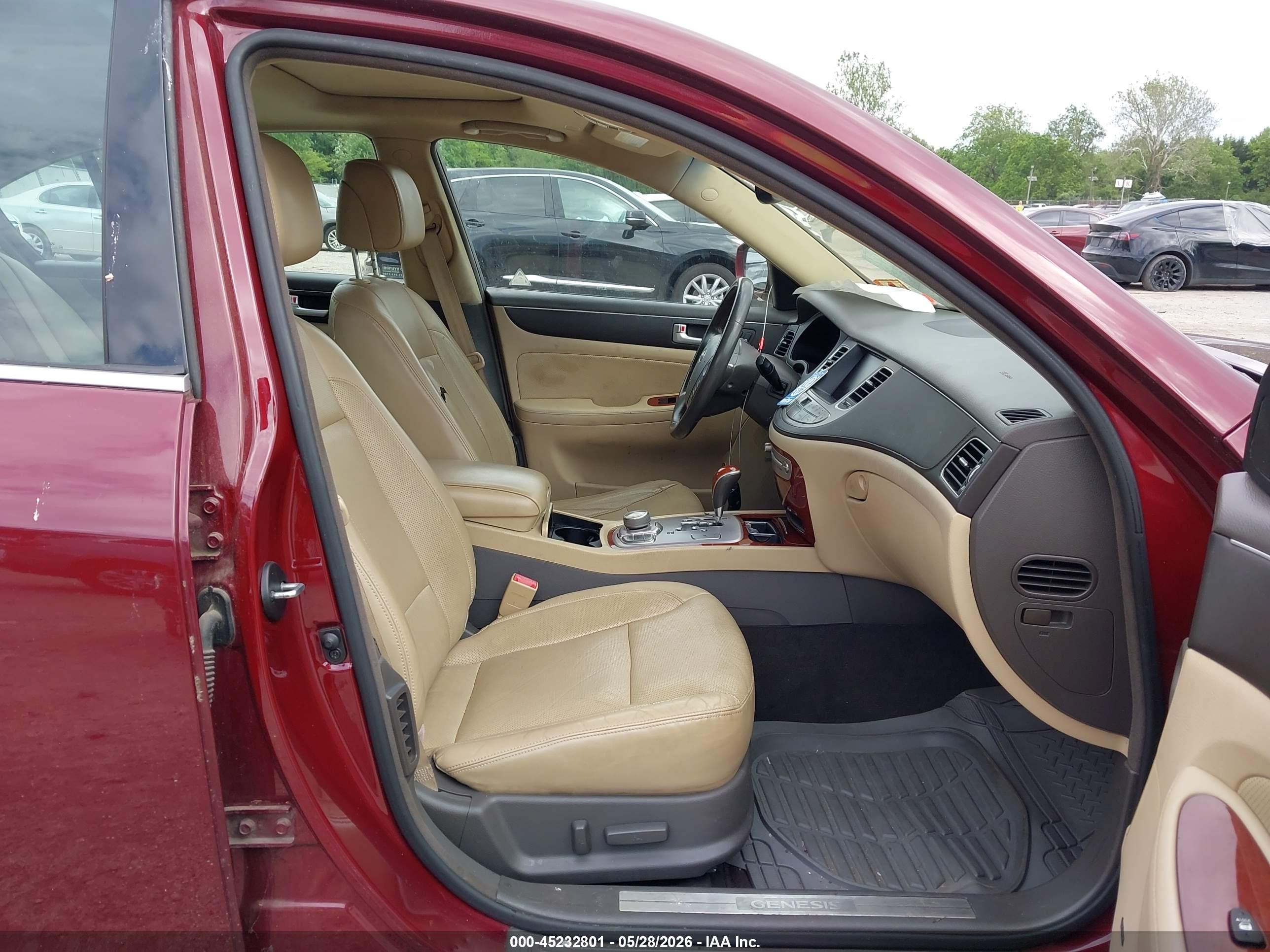 2012 Hyundai Genesis 3.8 Red vin: KMHGC4DD1CU203532