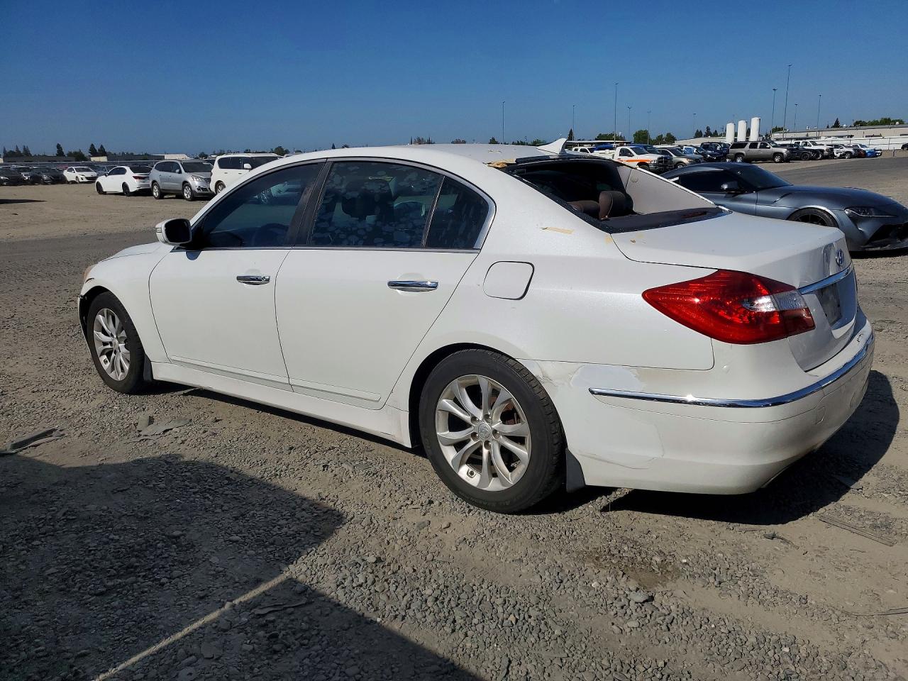 2013 Hyundai Genesis 3.8l White vin: KMHGC4DD1DU227735