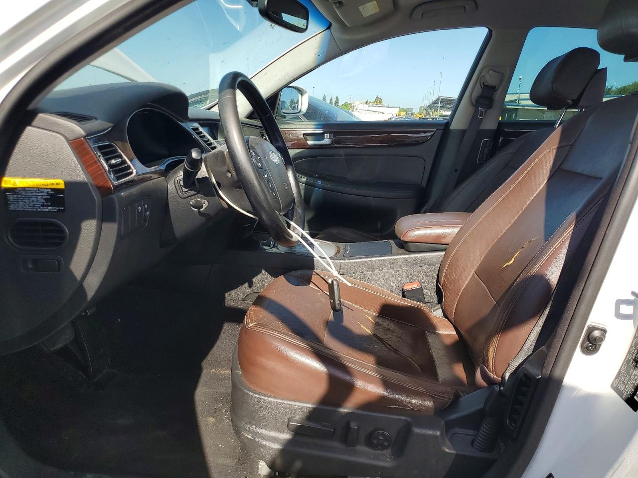 2013 Hyundai Genesis 3.8l White vin: KMHGC4DD1DU227735
