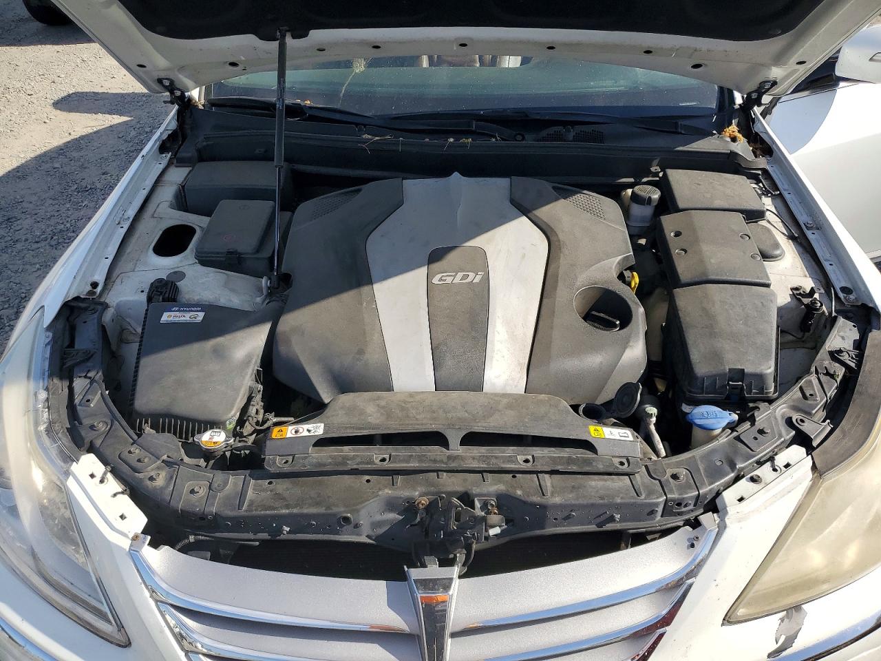 2013 Hyundai Genesis 3.8l White vin: KMHGC4DD1DU227735