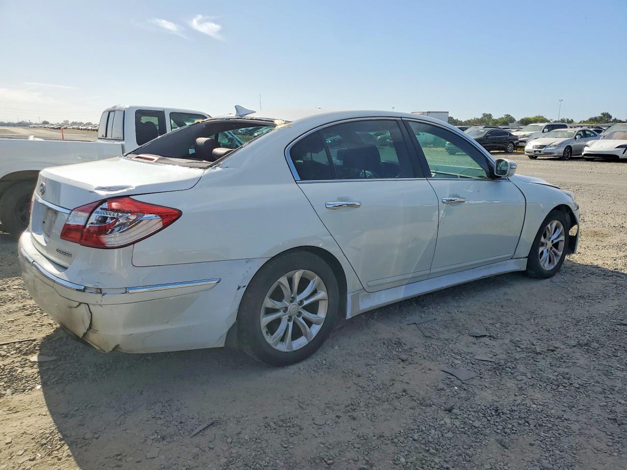 2013 Hyundai Genesis 3.8l White vin: KMHGC4DD1DU227735