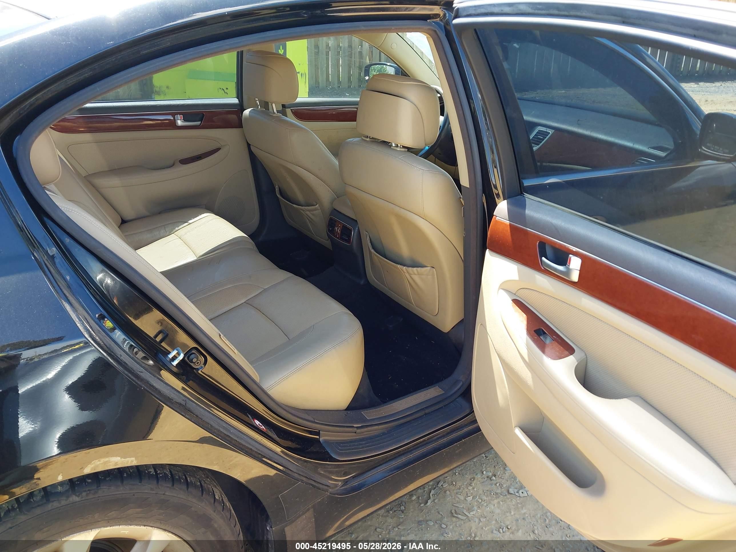 2013 Hyundai Genesis 3.8 Black vin: KMHGC4DD1DU233521