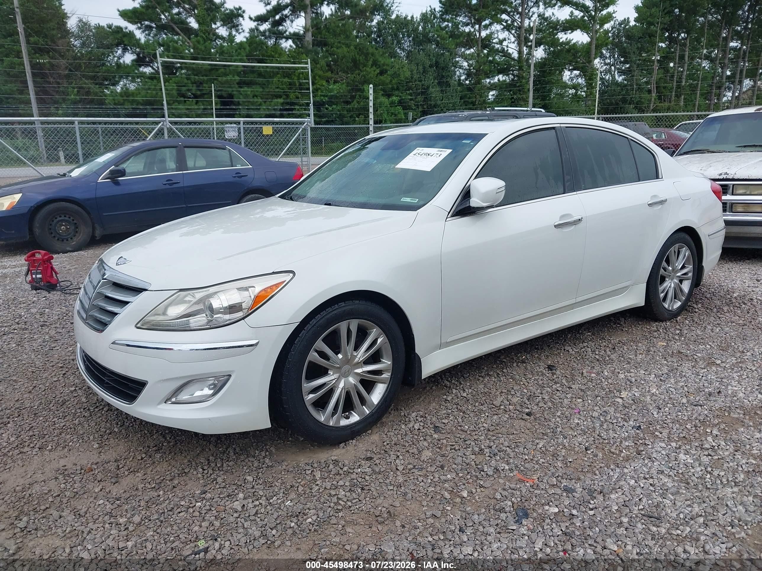 2013 Hyundai Genesis 3.8 White vin: KMHGC4DD2DU228036