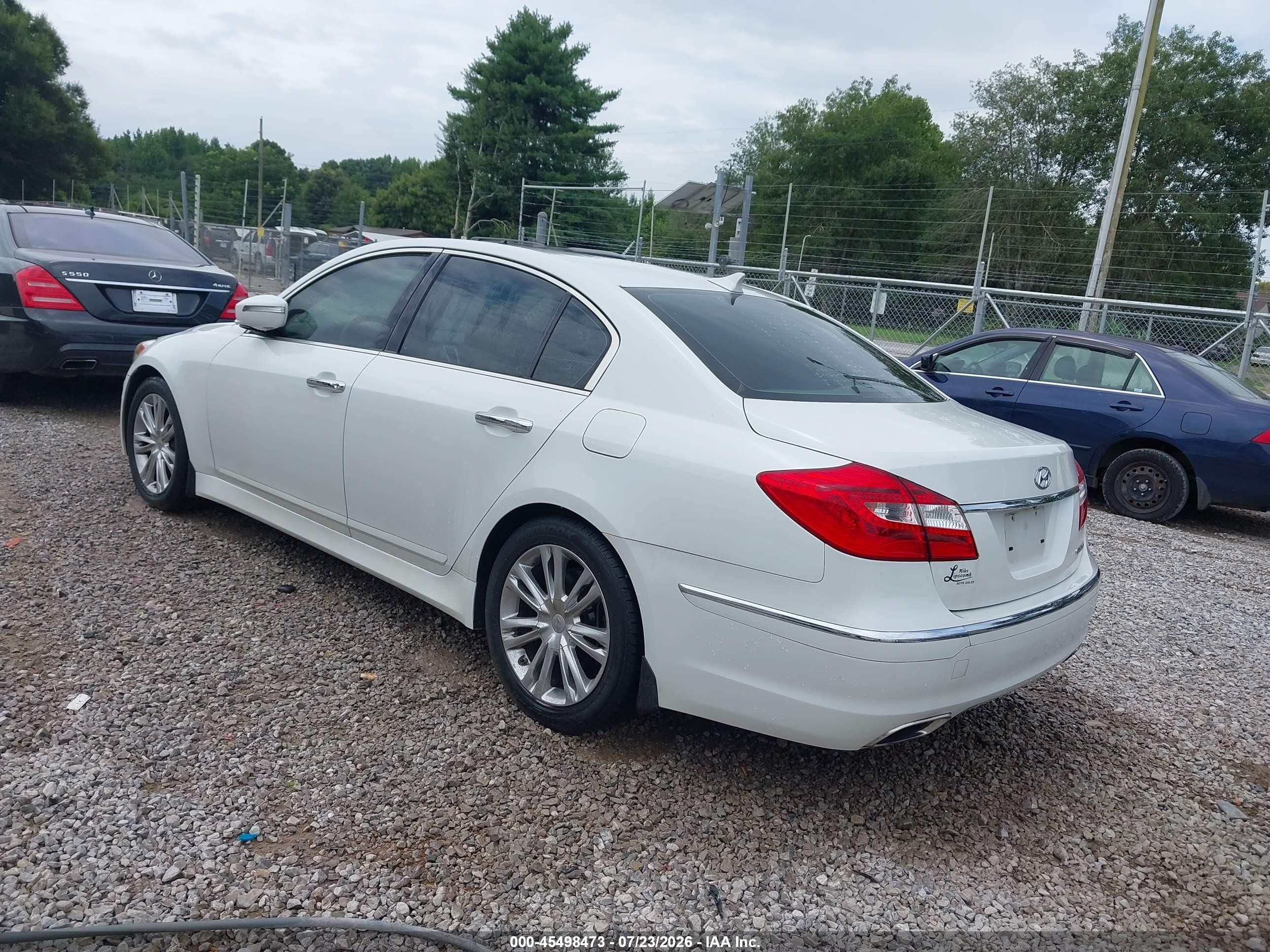 2013 Hyundai Genesis 3.8 White vin: KMHGC4DD2DU228036