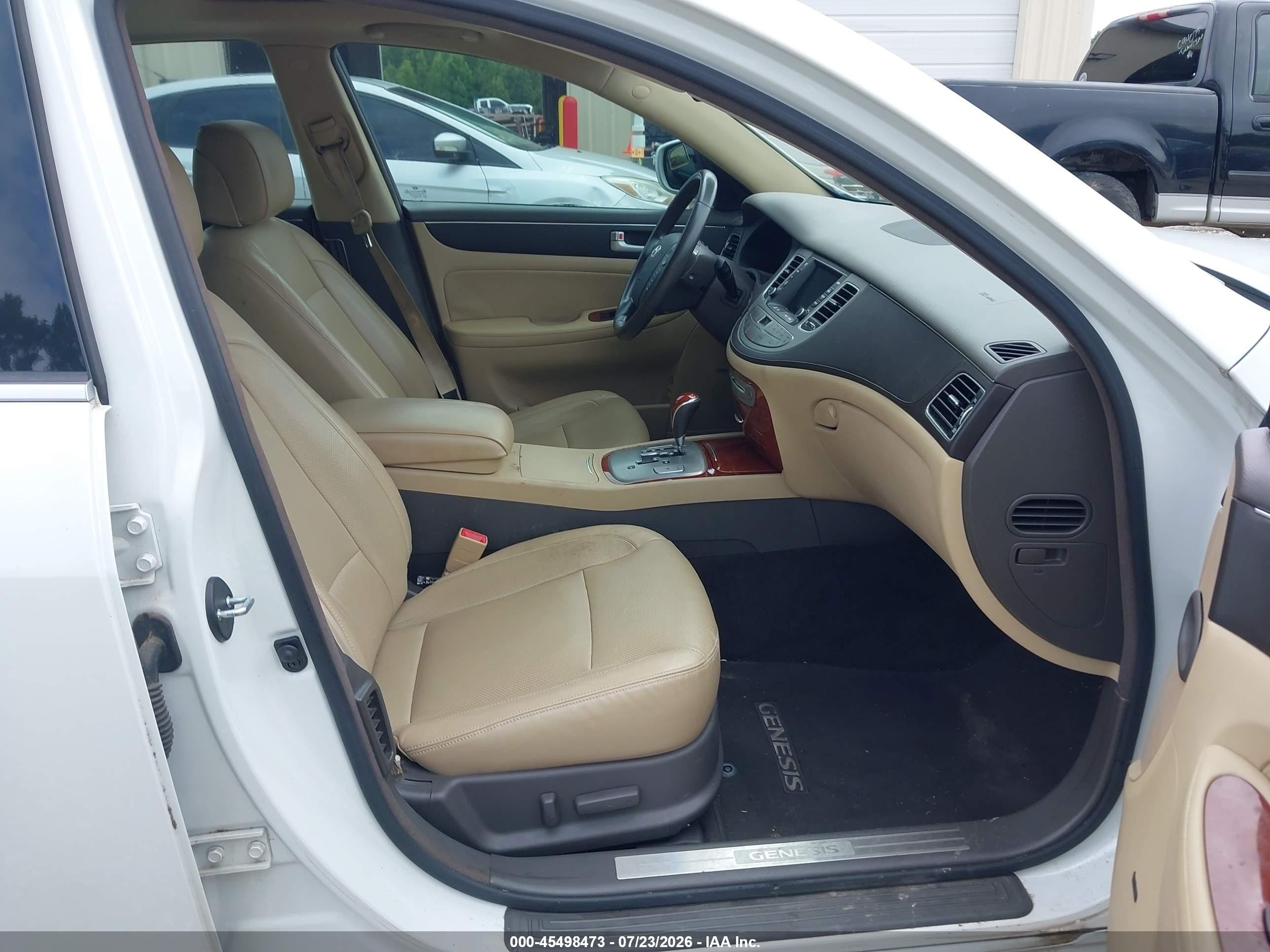 2013 Hyundai Genesis 3.8 White vin: KMHGC4DD2DU228036