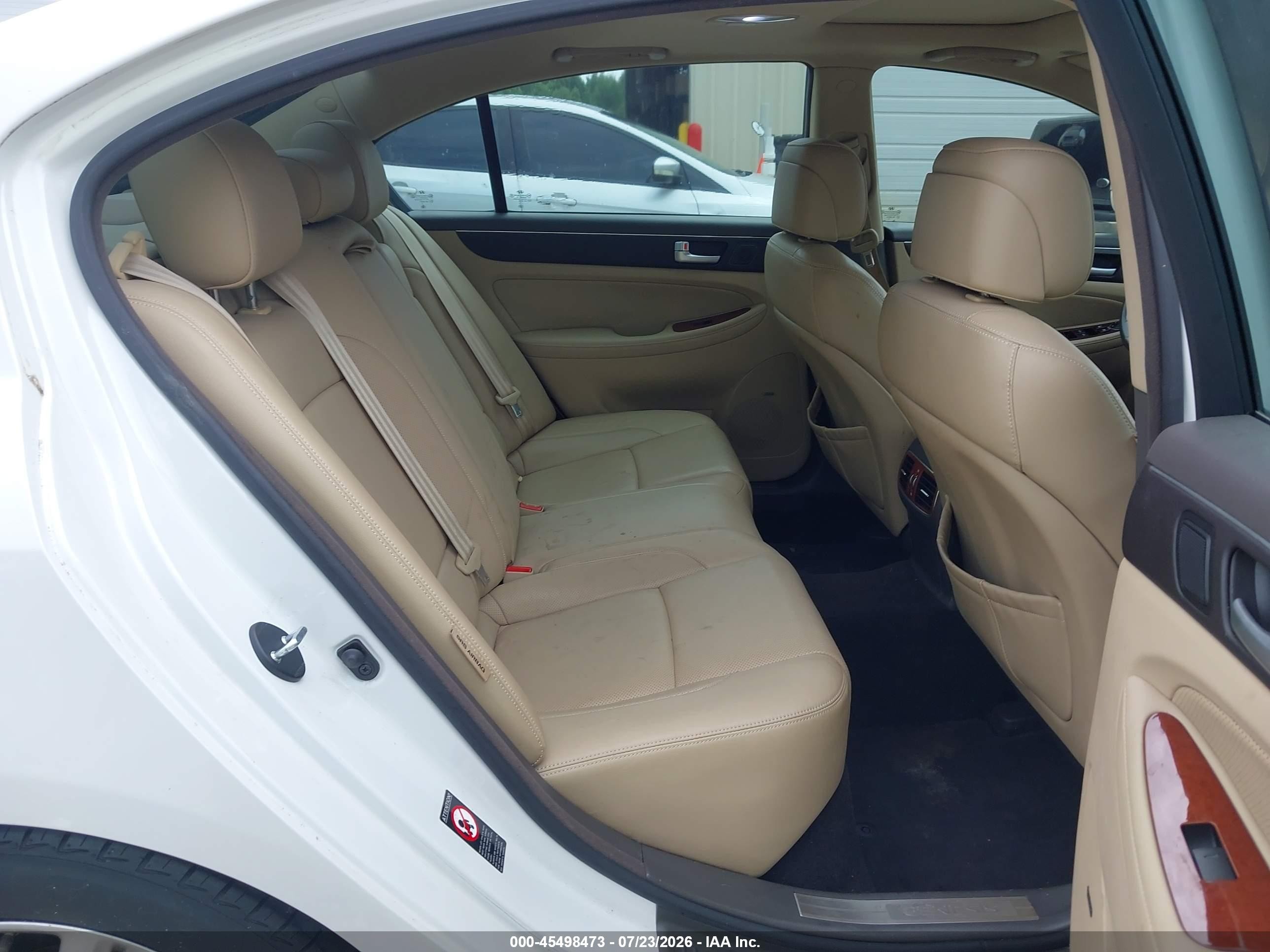 2013 Hyundai Genesis 3.8 White vin: KMHGC4DD2DU228036