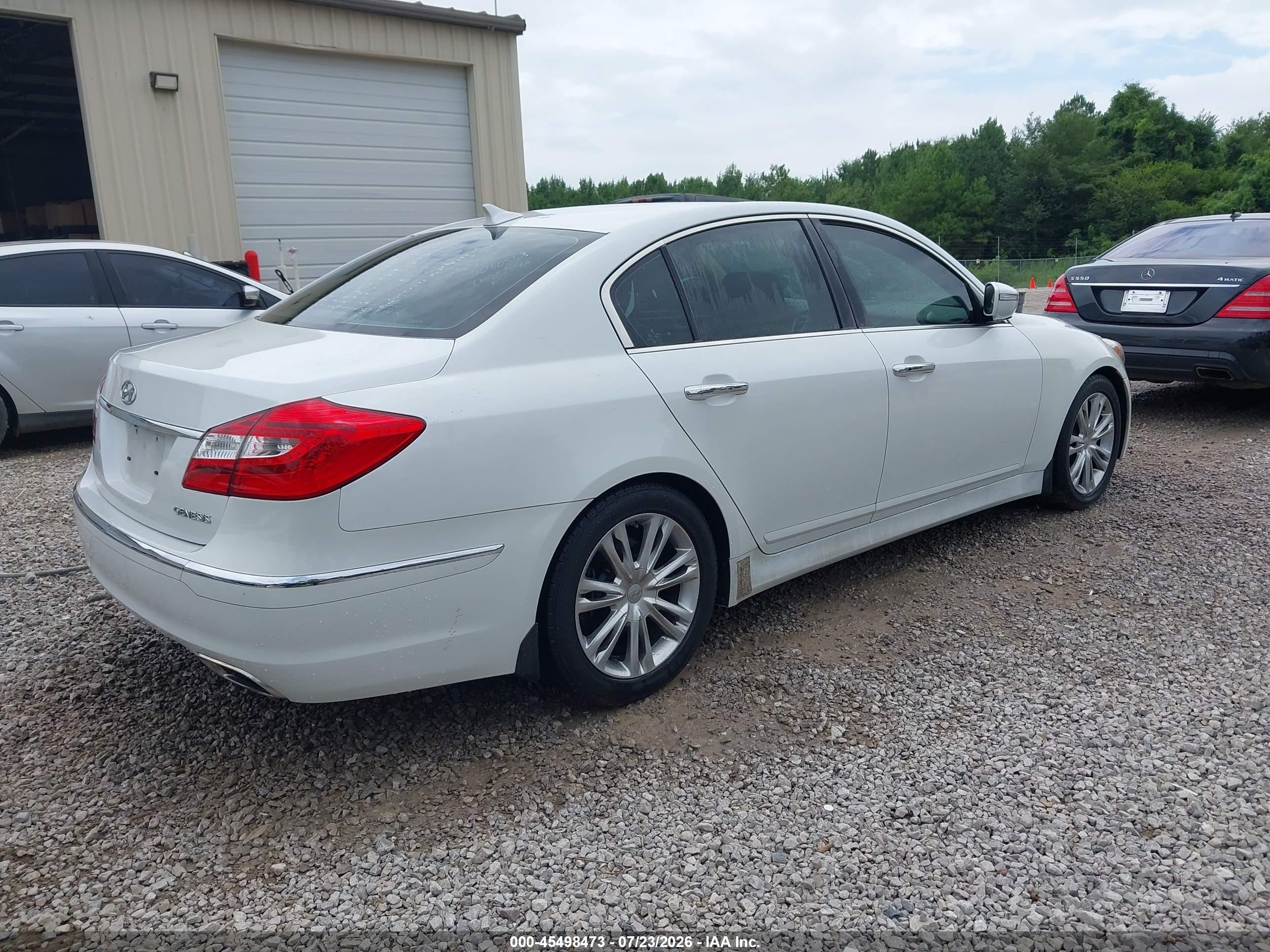 2013 Hyundai Genesis 3.8 White vin: KMHGC4DD2DU228036