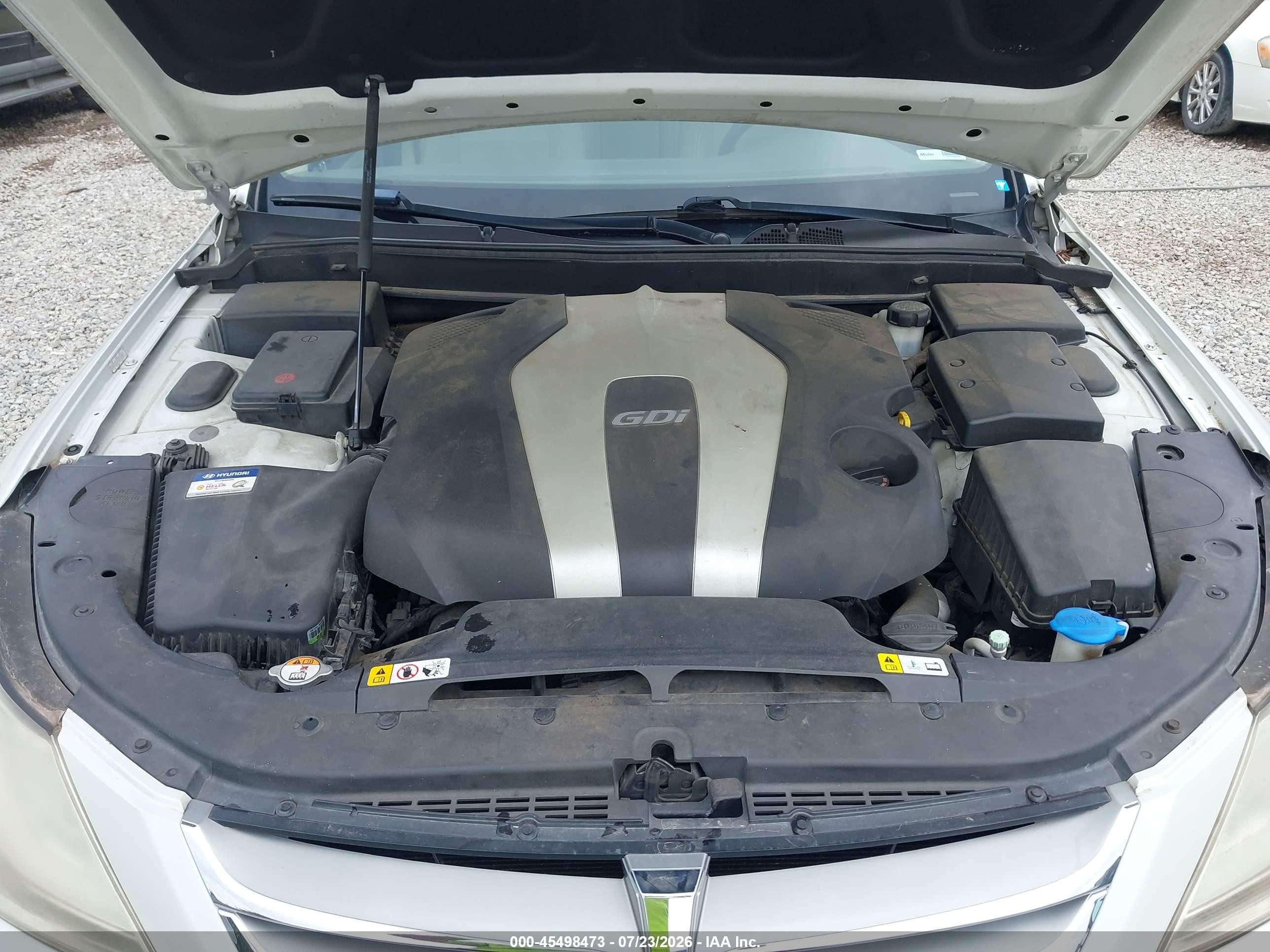2013 Hyundai Genesis 3.8 White vin: KMHGC4DD2DU228036