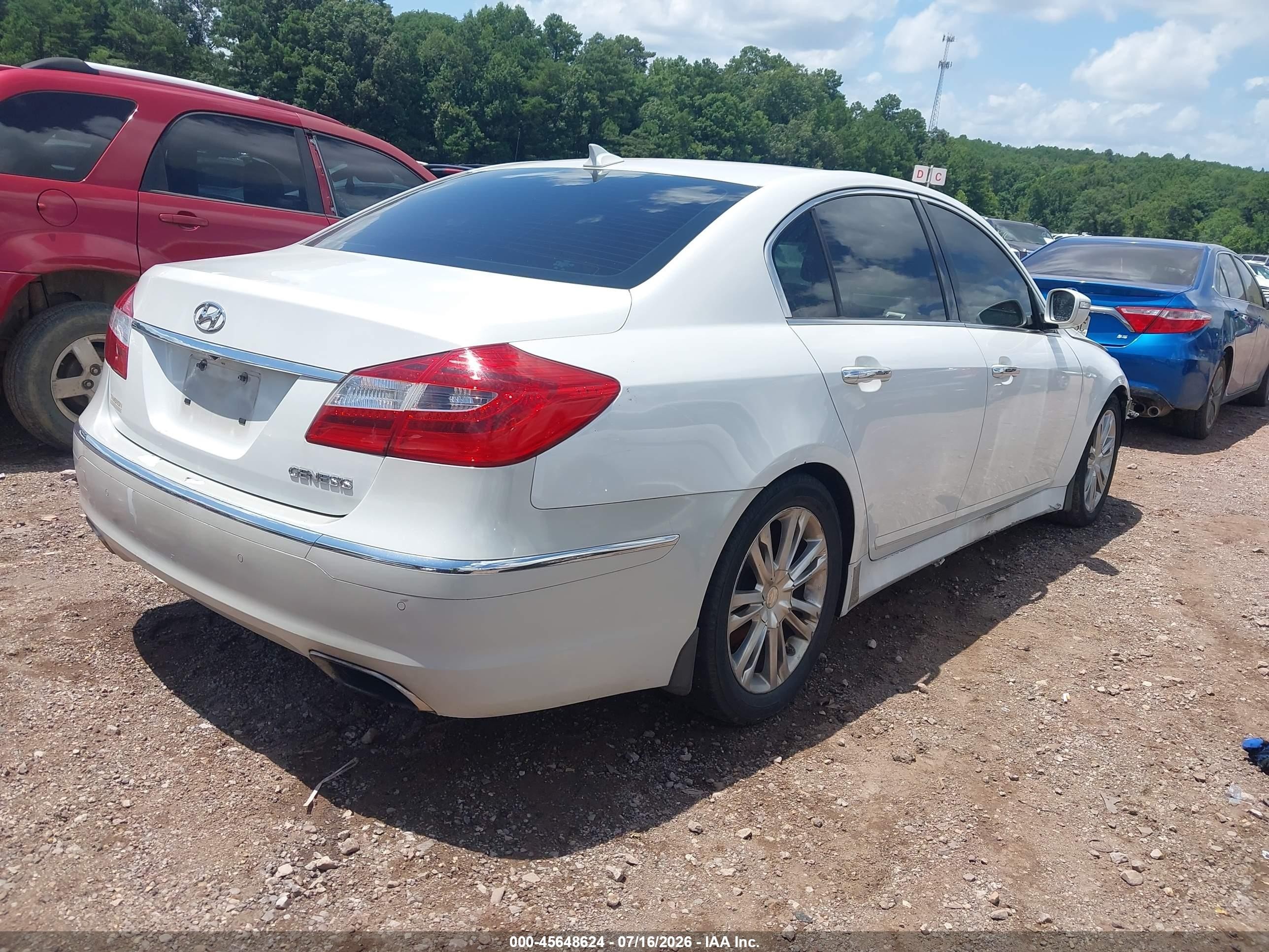 2013 Hyundai Genesis 3.8 White vin: KMHGC4DD2DU229980