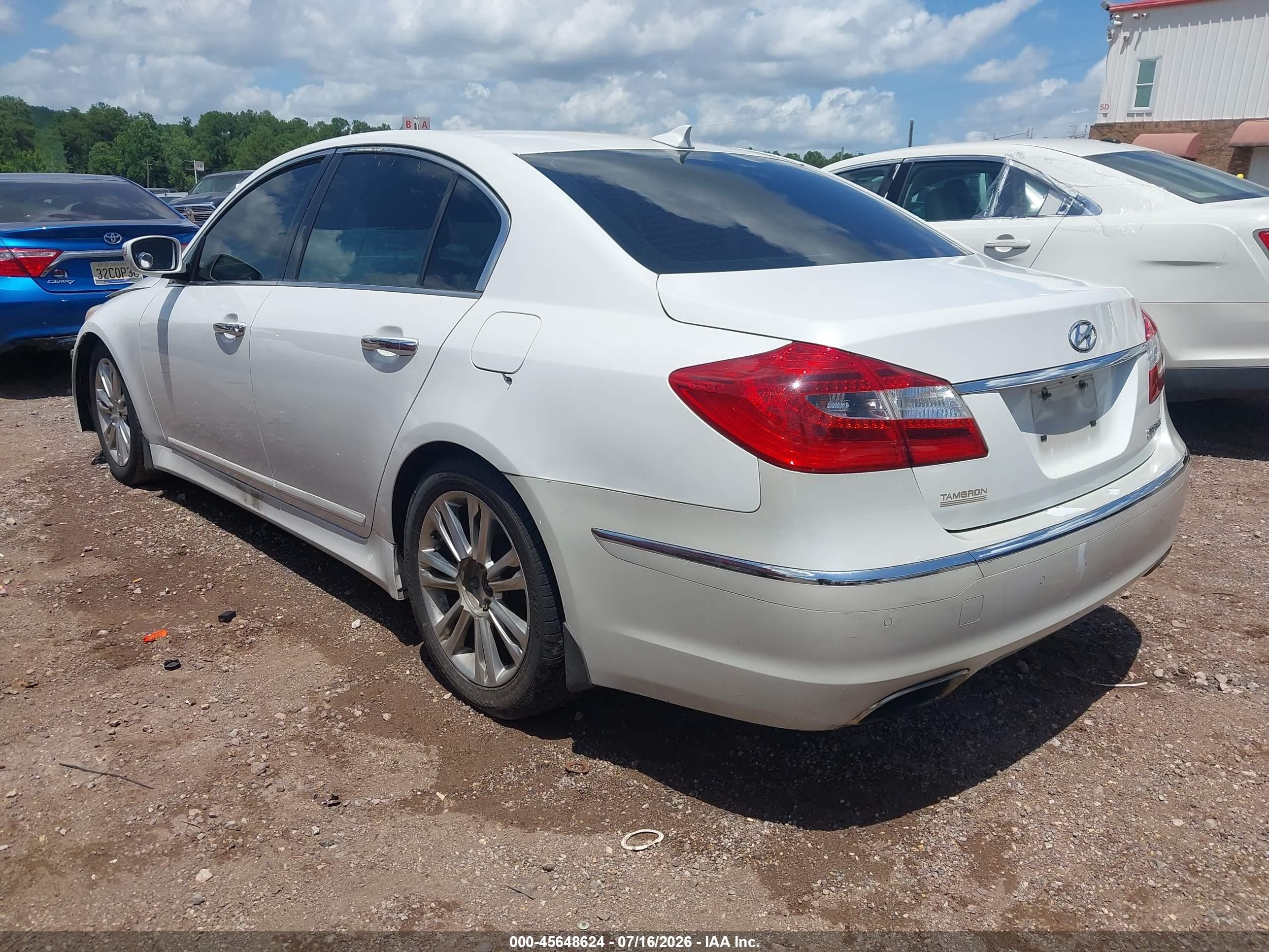 2013 Hyundai Genesis 3.8 White vin: KMHGC4DD2DU229980