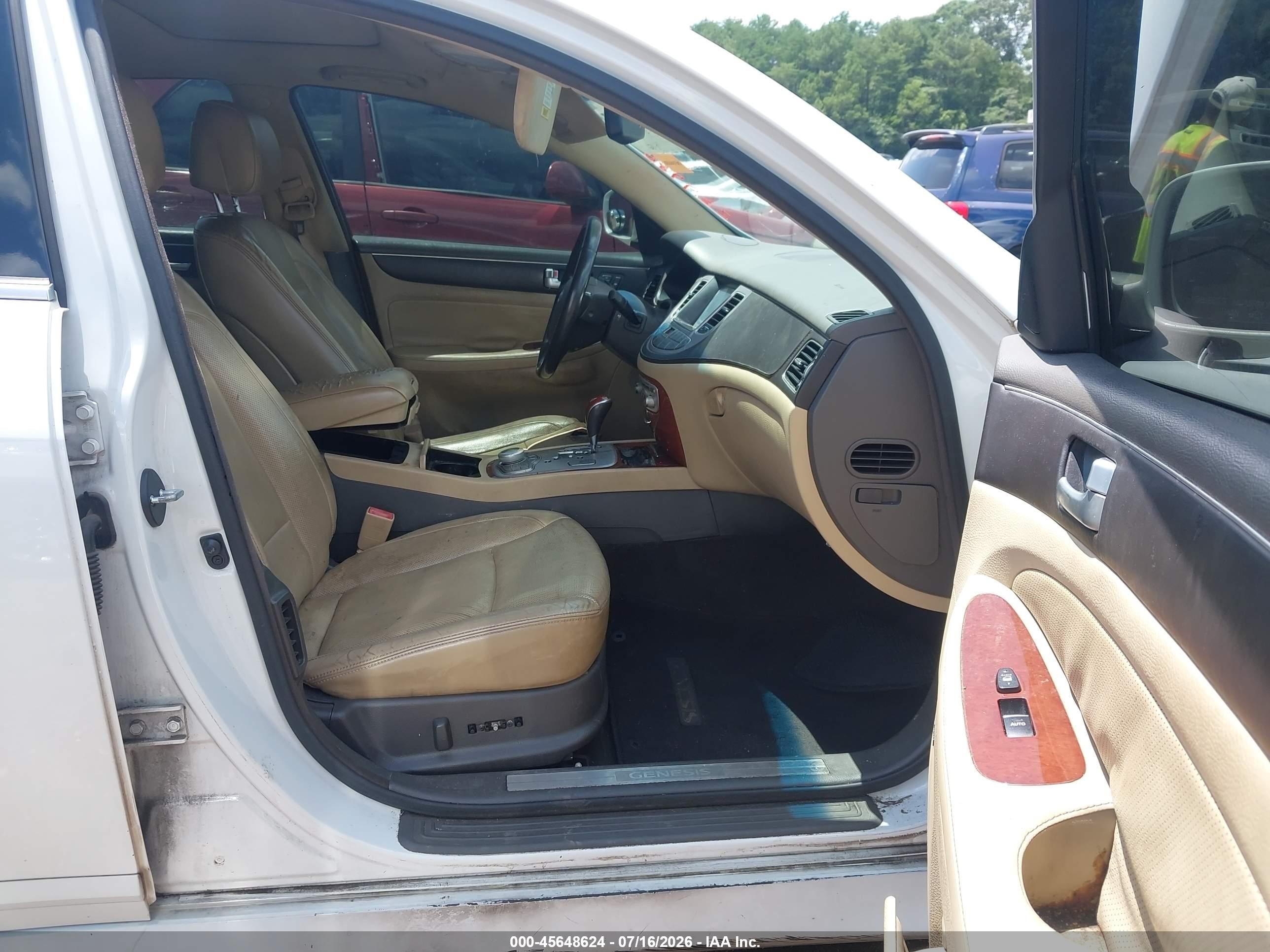 2013 Hyundai Genesis 3.8 White vin: KMHGC4DD2DU229980