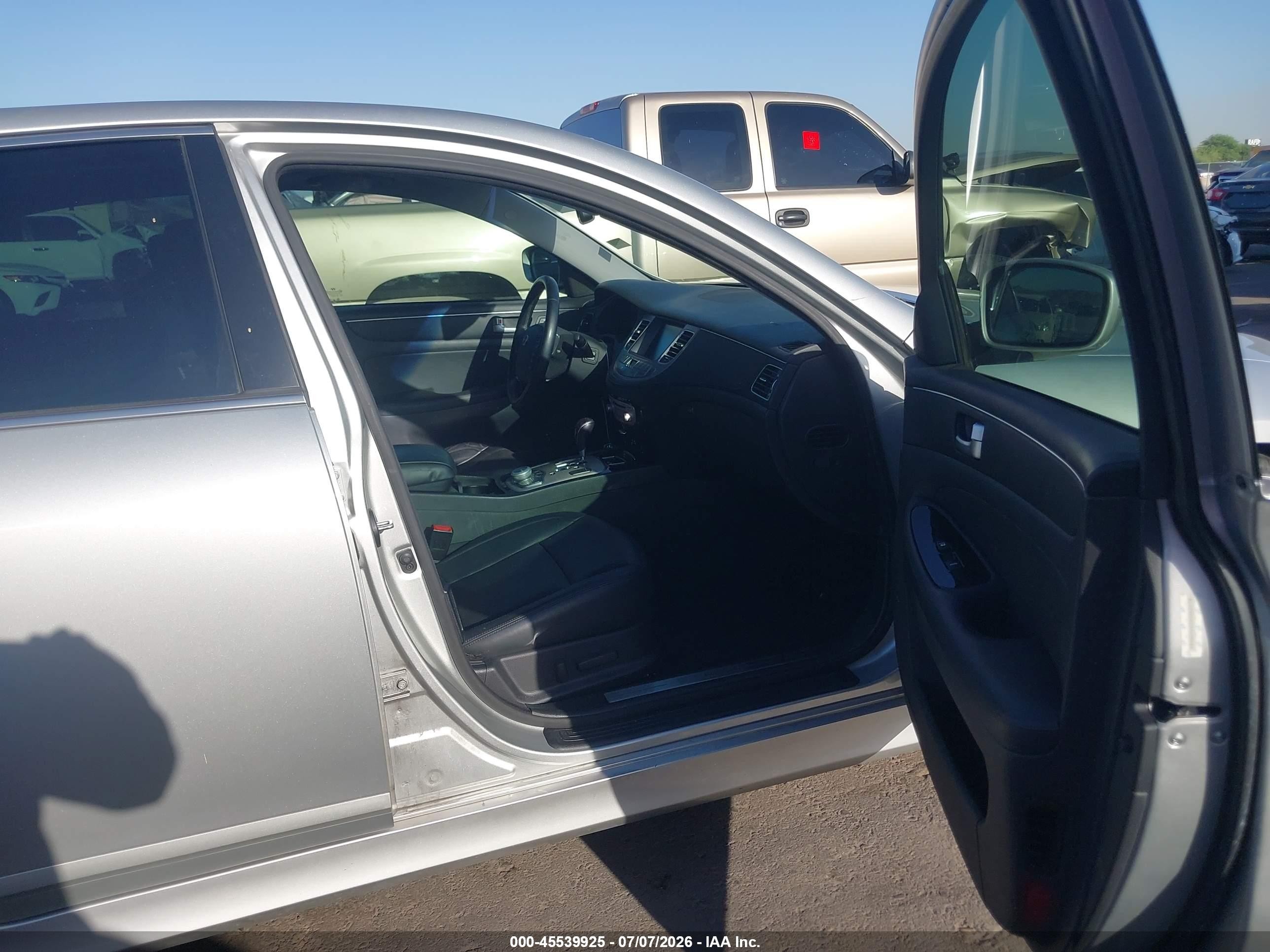 2013 Hyundai Genesis 3.8 Silver vin: KMHGC4DD2DU242518