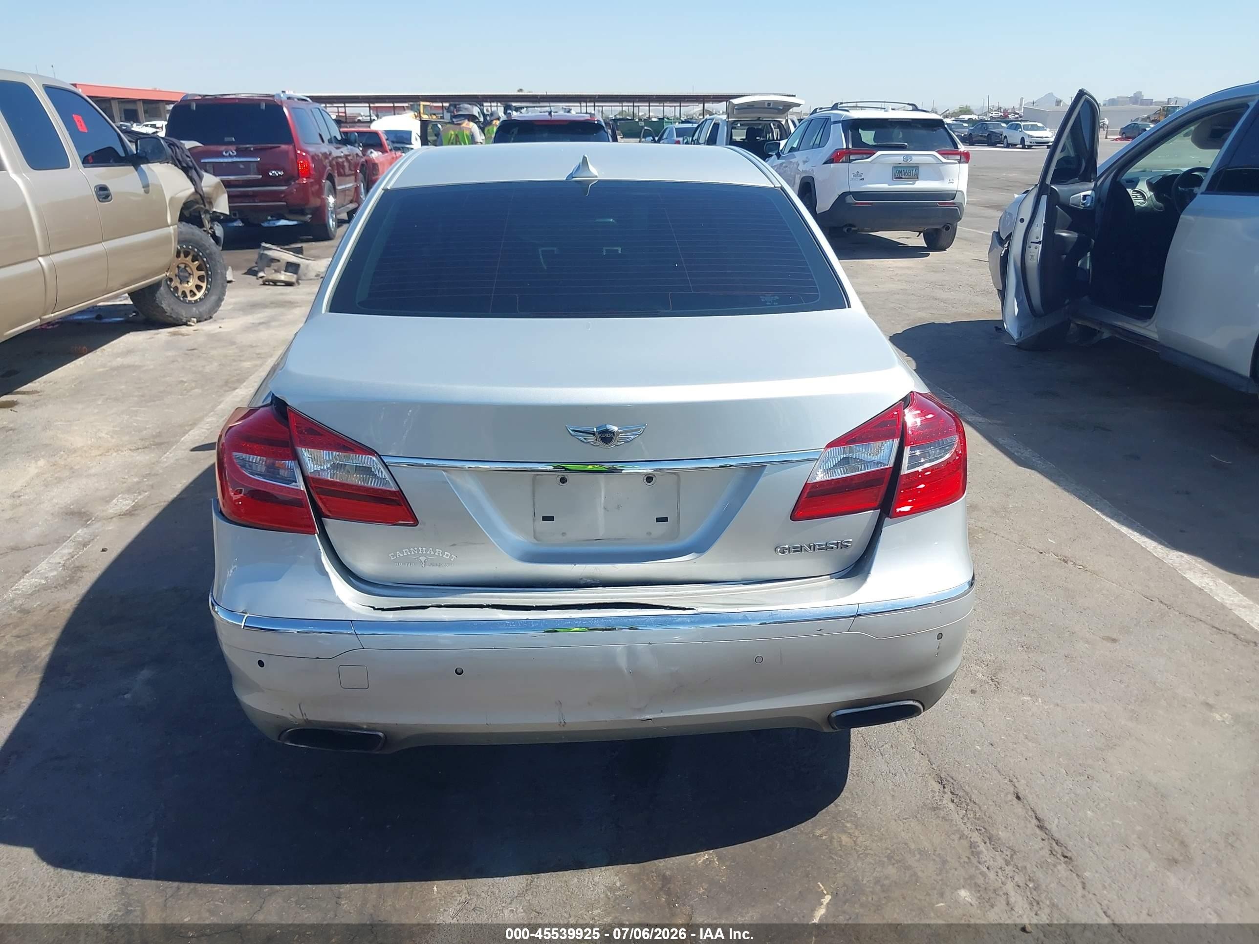 2013 Hyundai Genesis 3.8 Silver vin: KMHGC4DD2DU242518