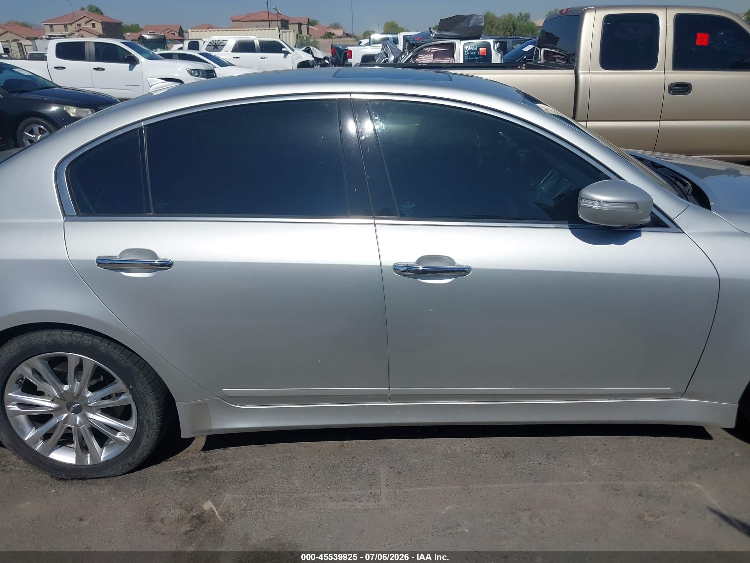 2013 Hyundai Genesis 3.8 Silver vin: KMHGC4DD2DU242518