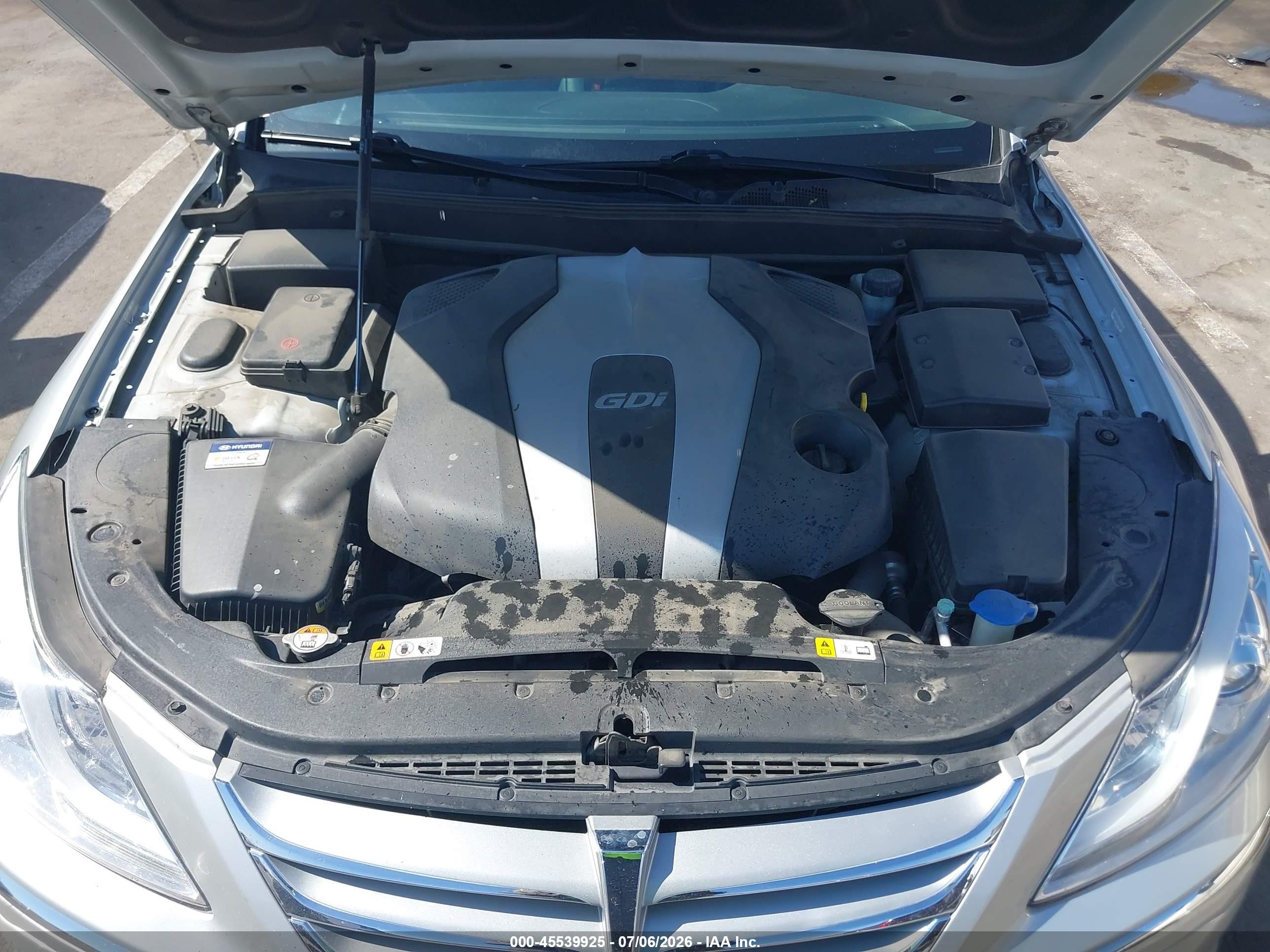 2013 Hyundai Genesis 3.8 Silver vin: KMHGC4DD2DU242518