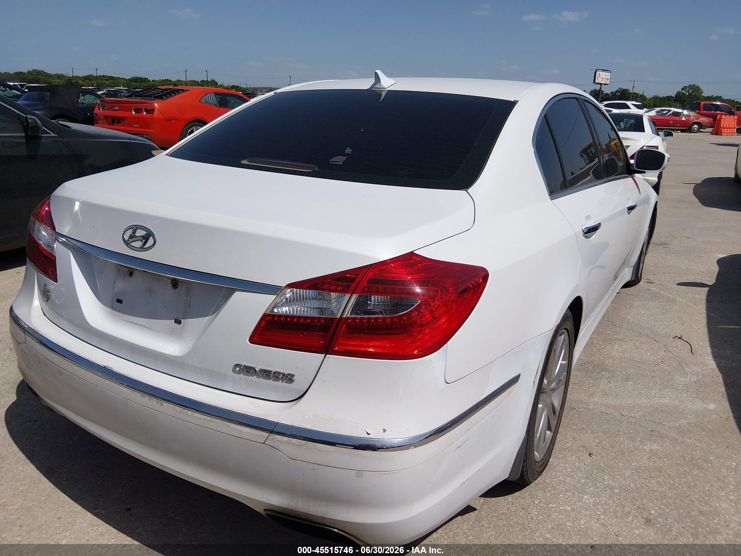 2013 Hyundai Genesis 3.8 White vin: KMHGC4DD2DU258542
