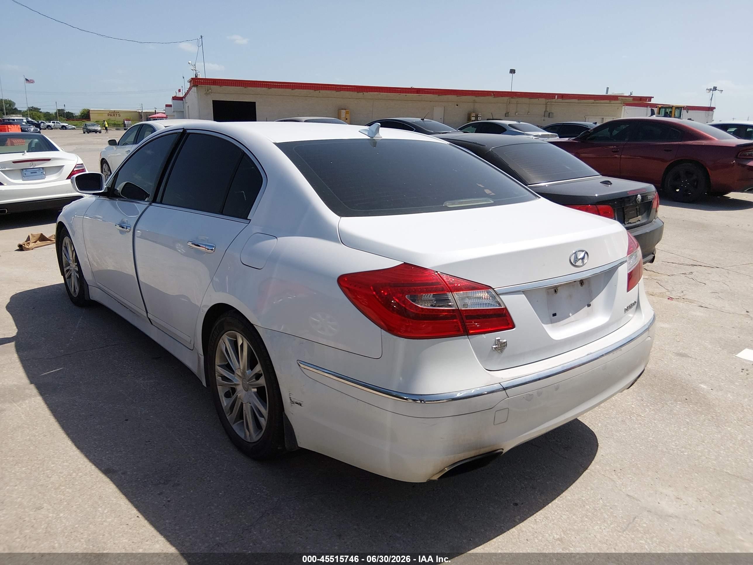2013 Hyundai Genesis 3.8 White vin: KMHGC4DD2DU258542