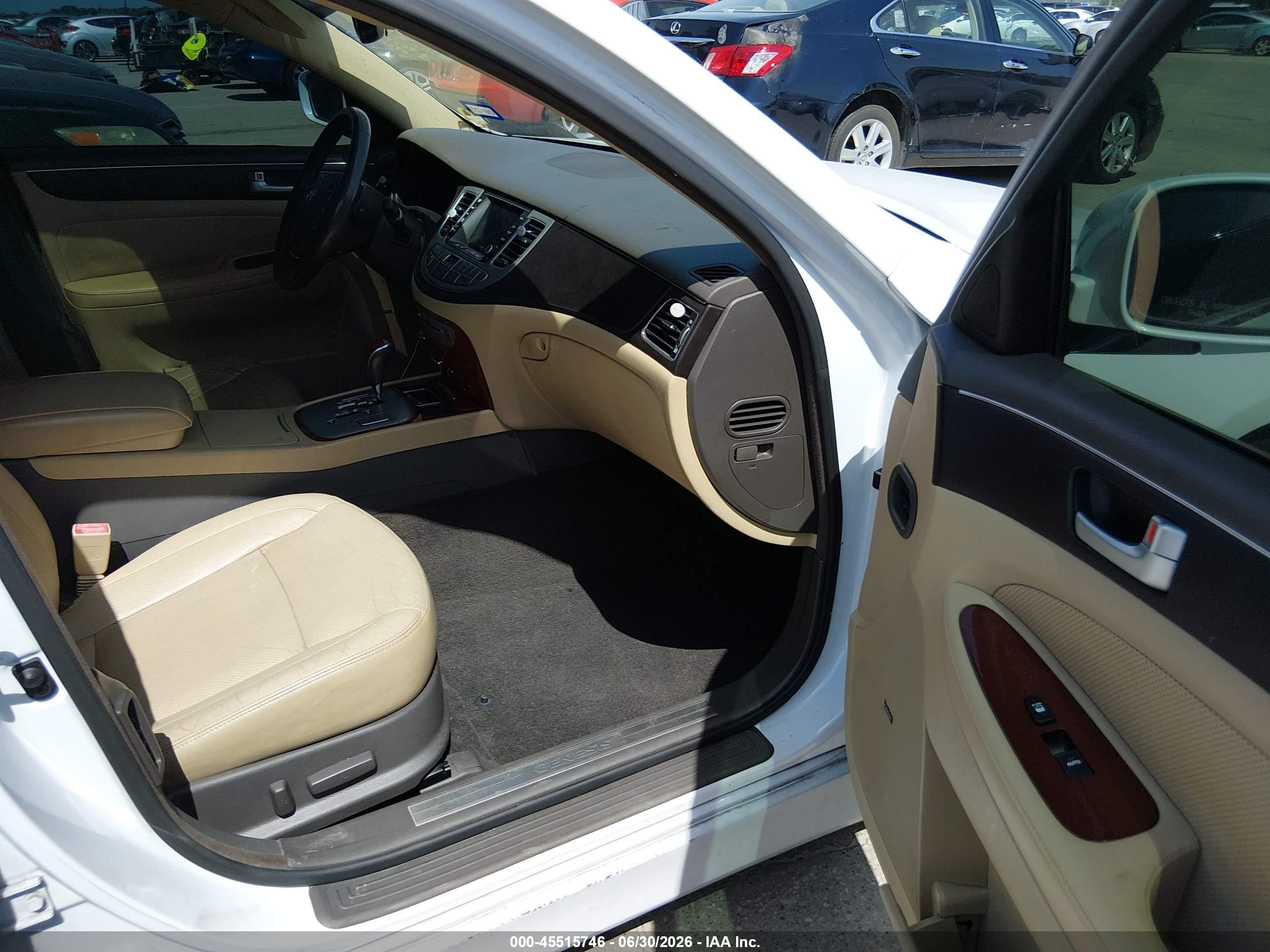 2013 Hyundai Genesis 3.8 White vin: KMHGC4DD2DU258542