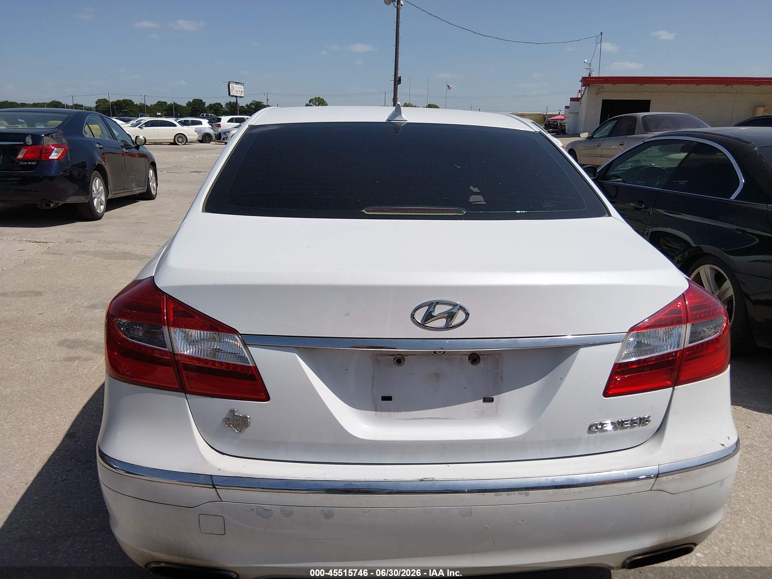 2013 Hyundai Genesis 3.8 White vin: KMHGC4DD2DU258542