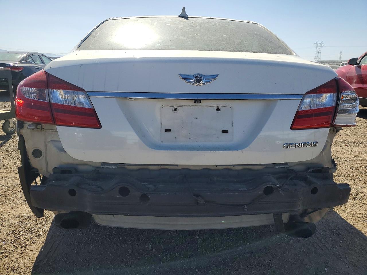 2012 Hyundai Genesis White vin: KMHGC4DD3CU151501