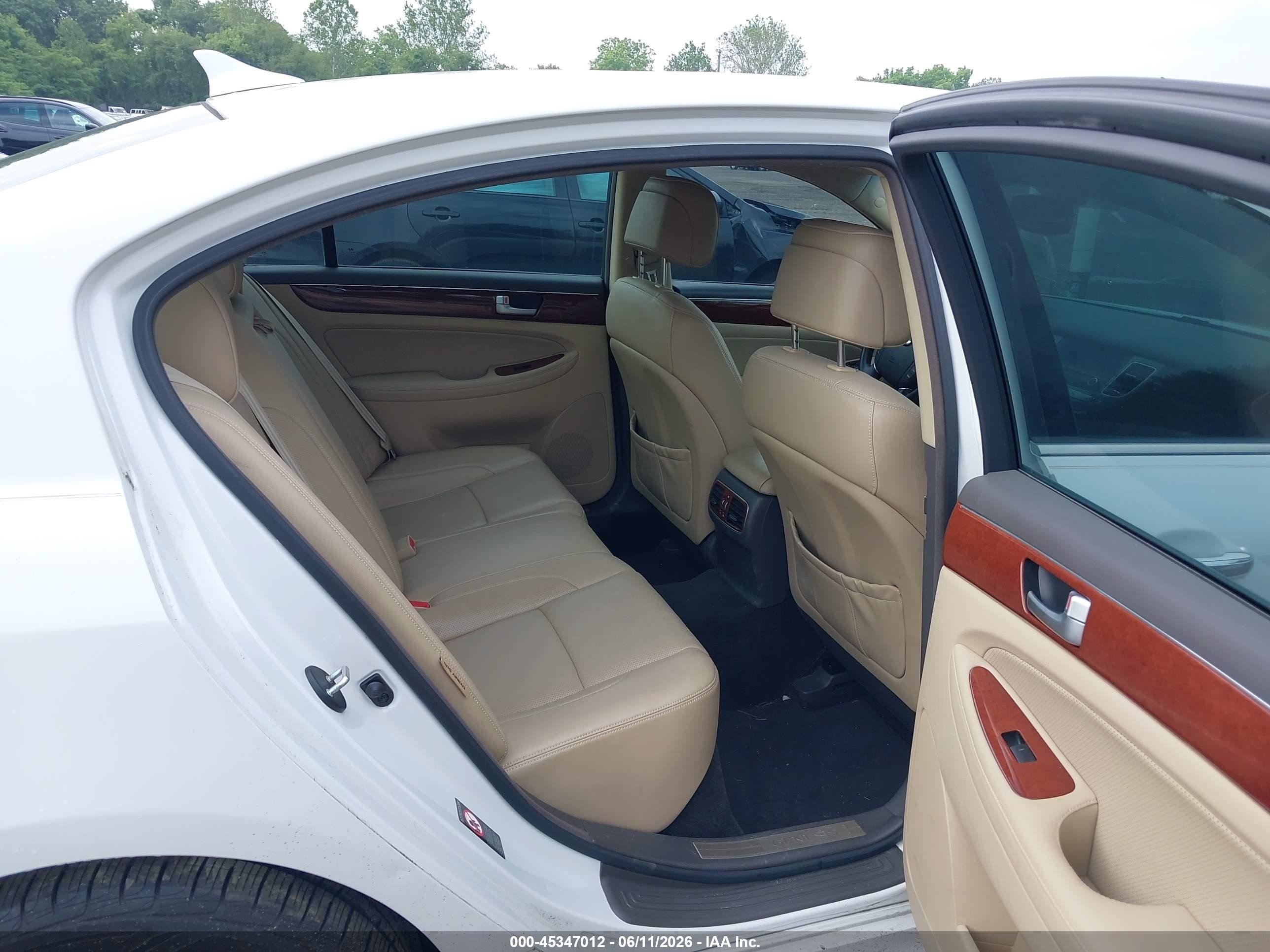 2013 Hyundai Genesis 3.8 White vin: KMHGC4DD3DU222598