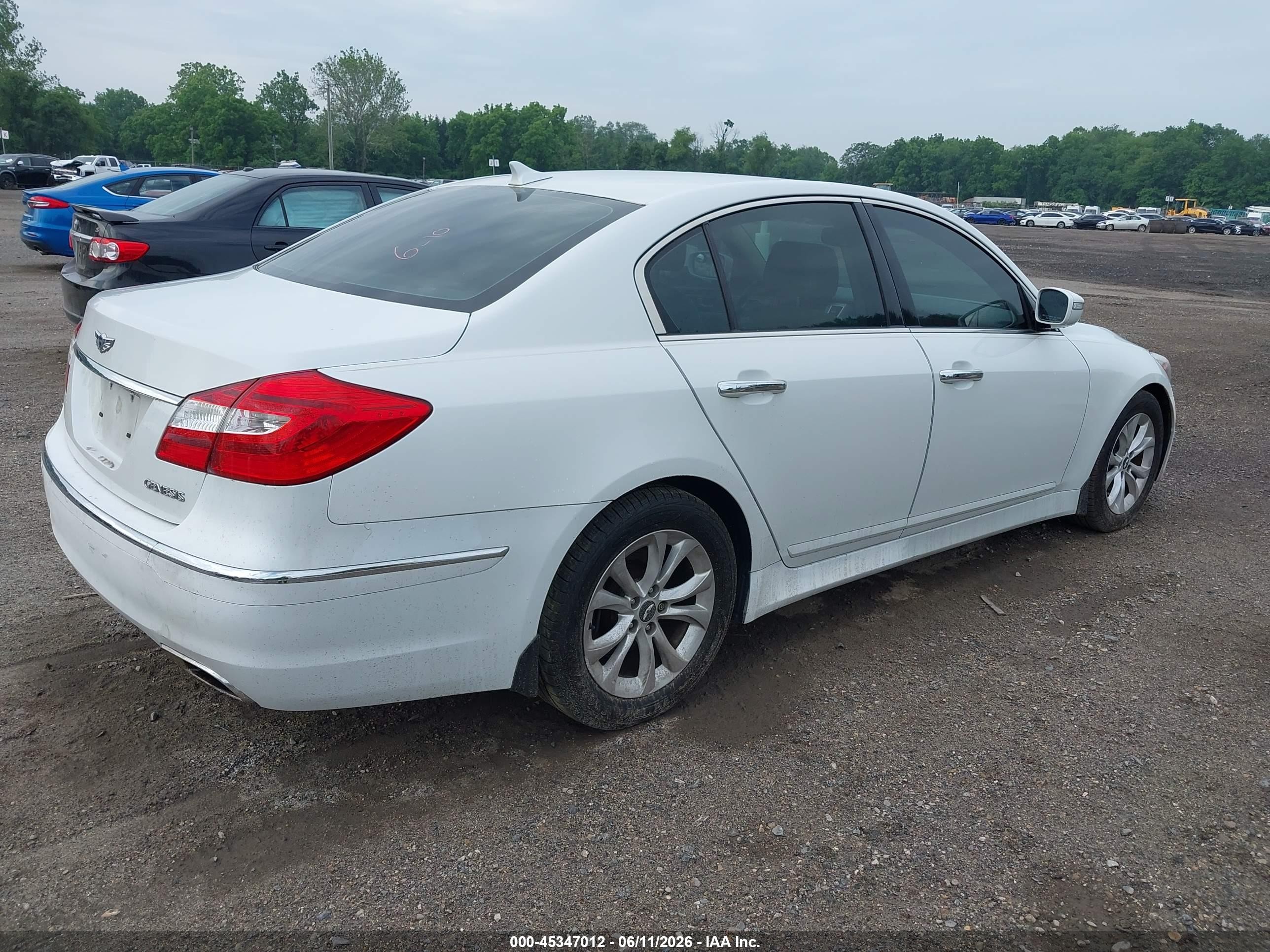 2013 Hyundai Genesis 3.8 White vin: KMHGC4DD3DU222598