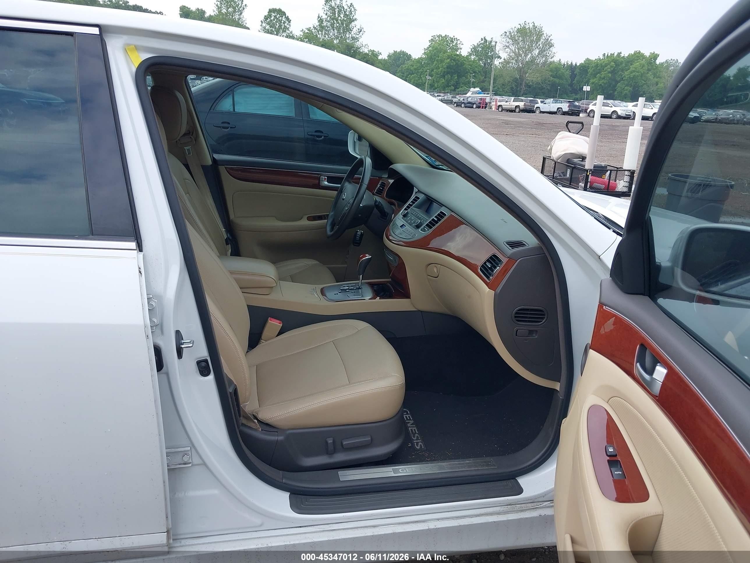 2013 Hyundai Genesis 3.8 White vin: KMHGC4DD3DU222598