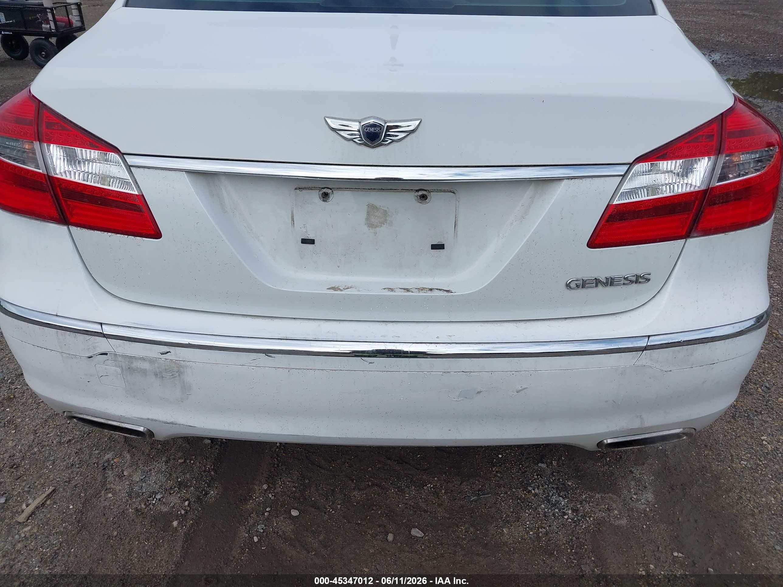 2013 Hyundai Genesis 3.8 White vin: KMHGC4DD3DU222598