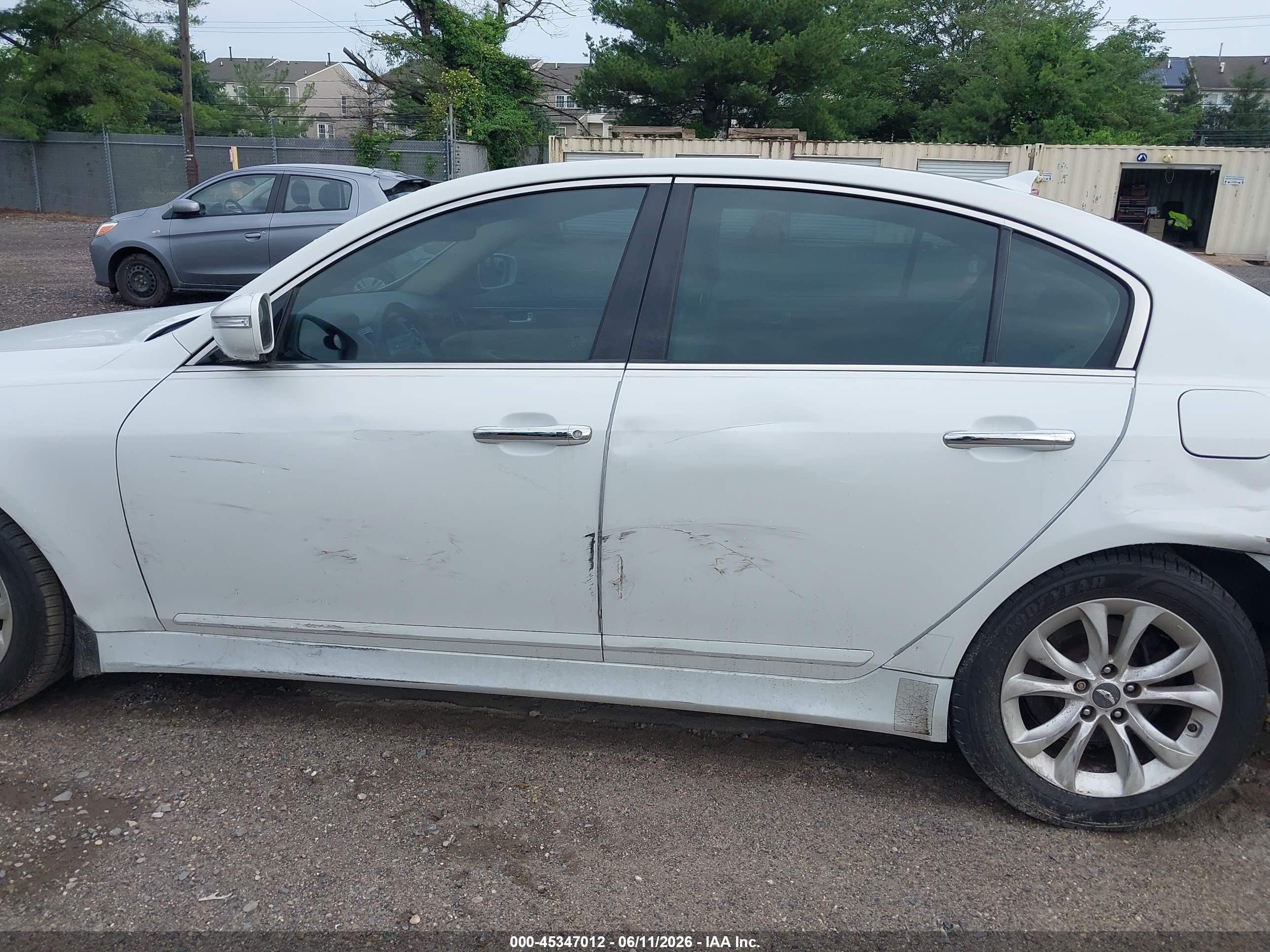 2013 Hyundai Genesis 3.8 White vin: KMHGC4DD3DU222598