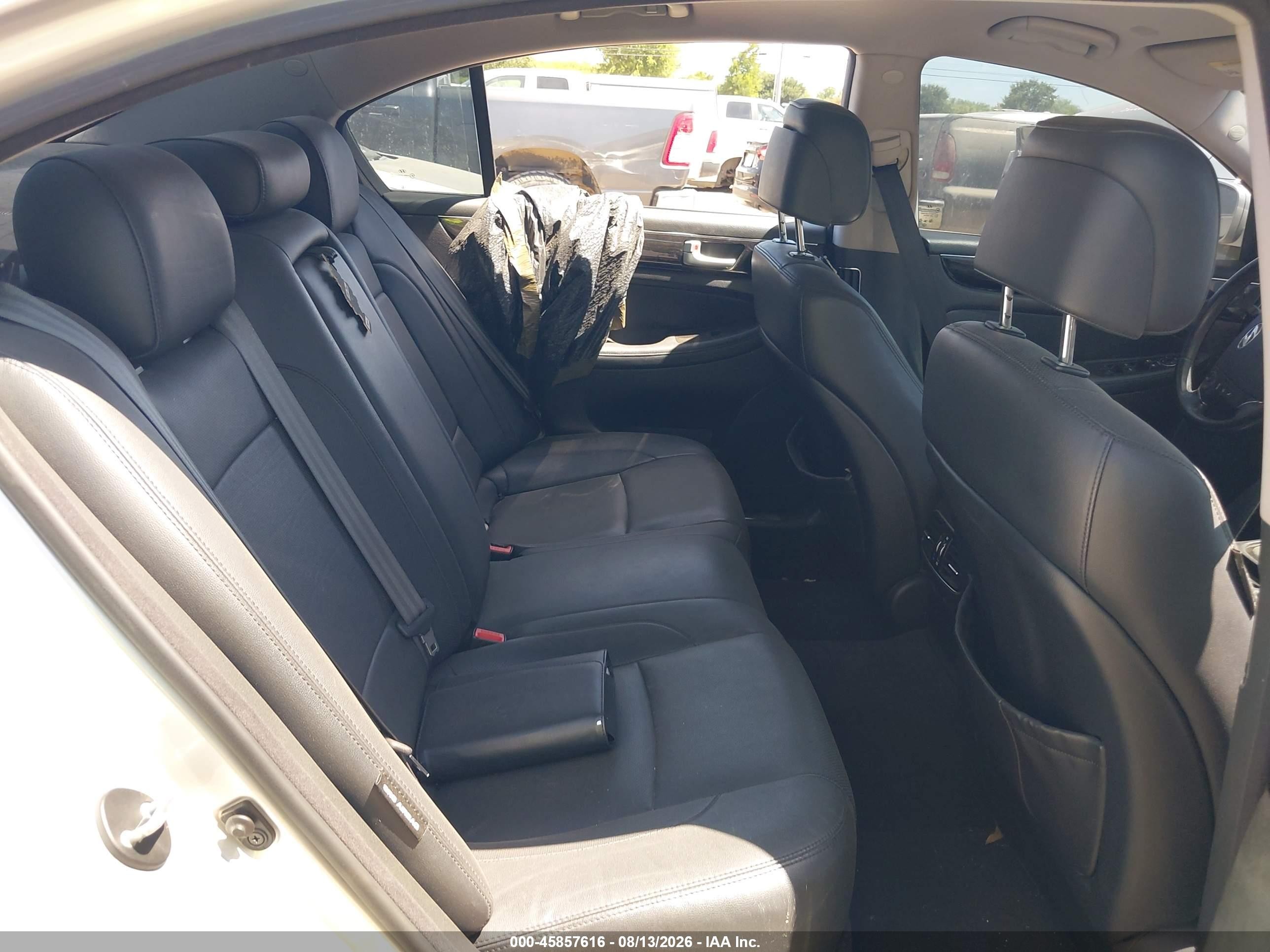 2013 Hyundai Genesis 3.8 Silver vin: KMHGC4DD3DU244391