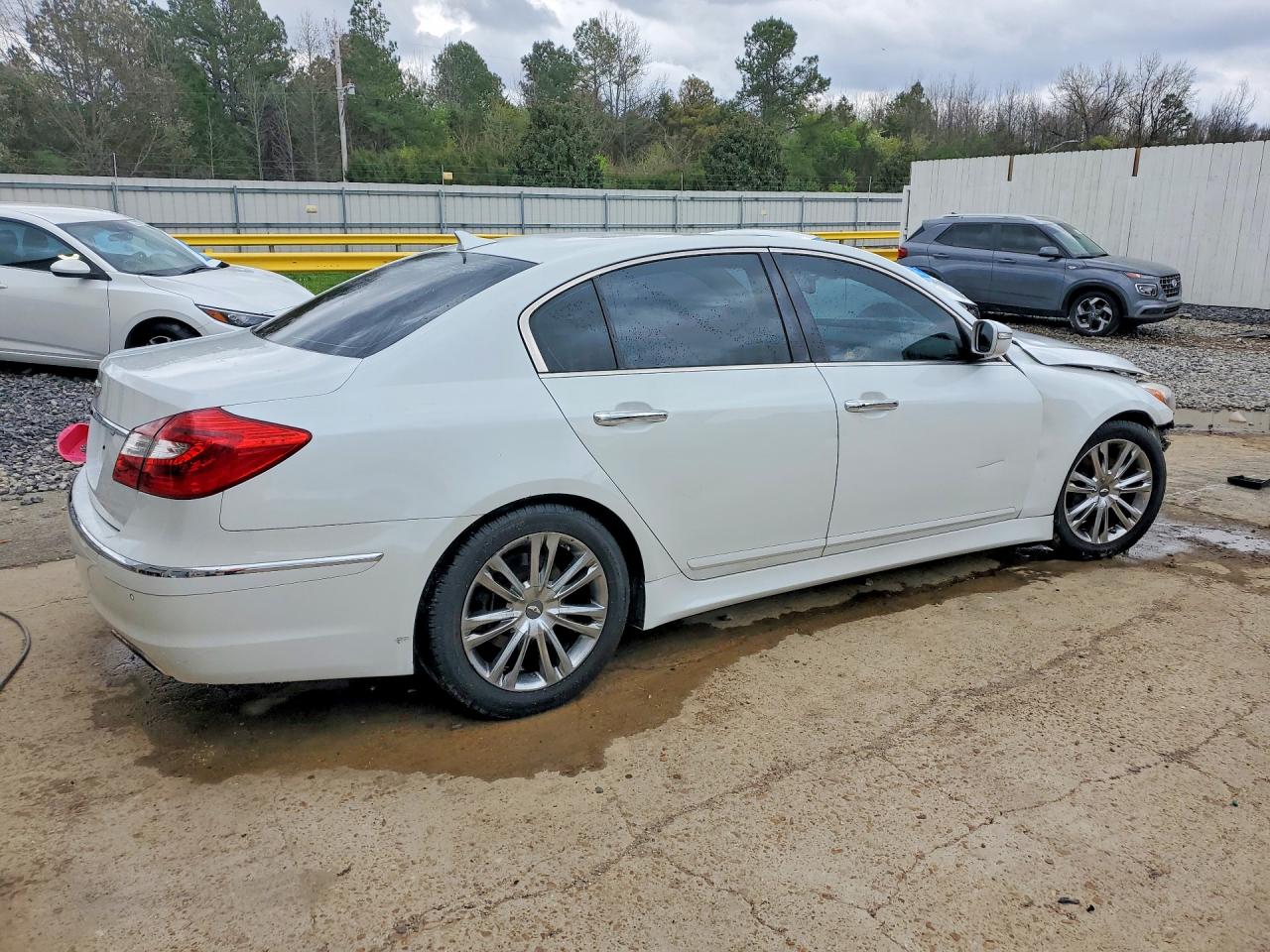 2012 Hyundai Genesis 3.8l V6 White vin: KMHGC4DD4CU208370