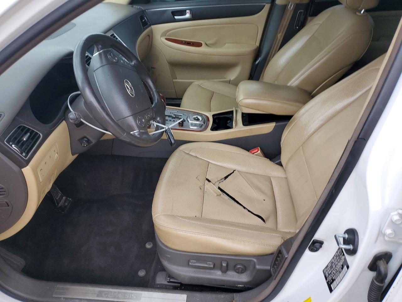 2012 Hyundai Genesis 3.8l V6 White vin: KMHGC4DD4CU208370