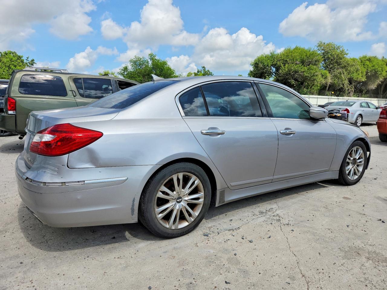 2013 Hyundai Genesis 3.8l Серебряный vin: KMHGC4DD4DU251205