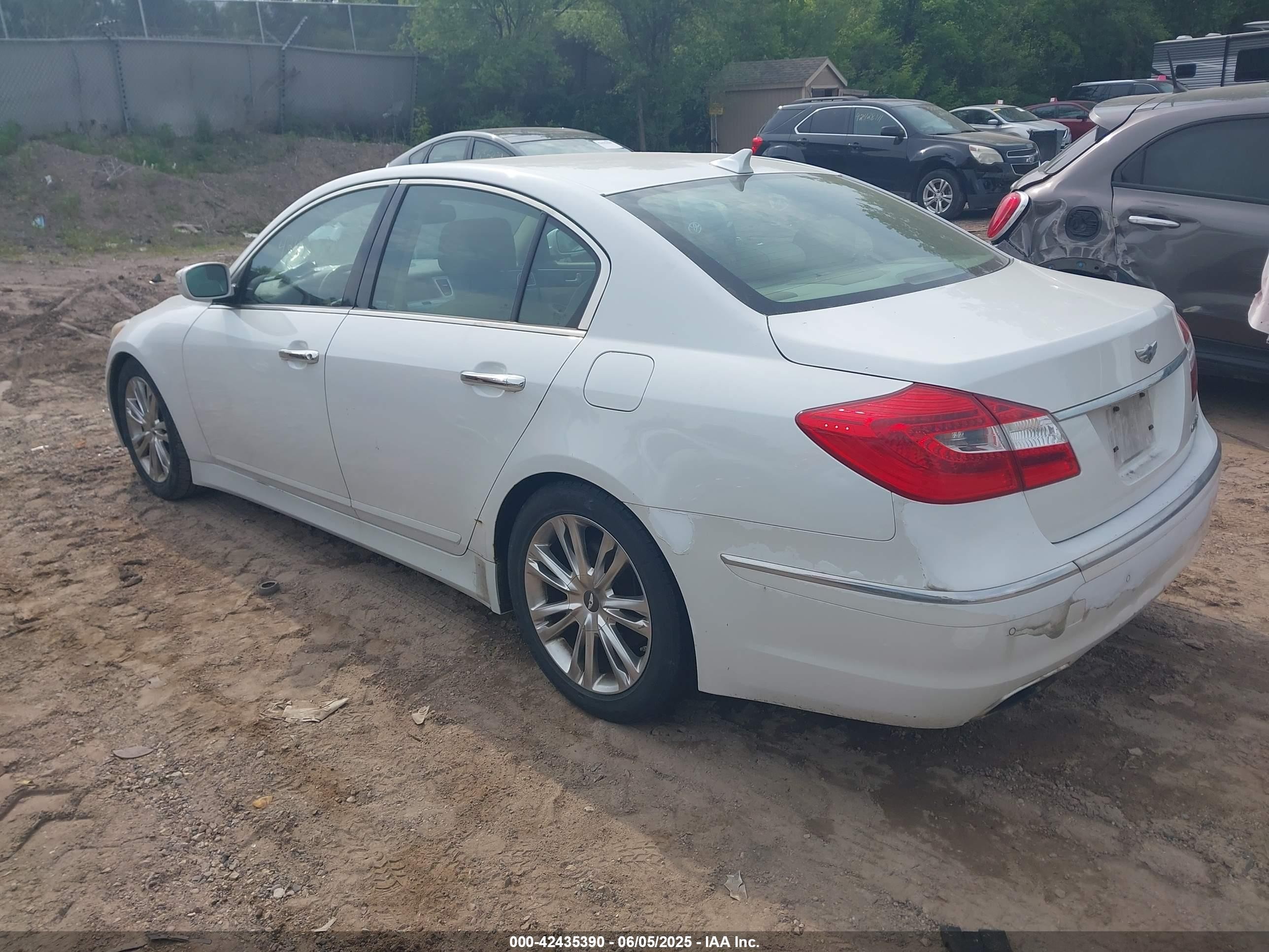 2012 Hyundai Genesis 3.8 White vin: KMHGC4DD5CU167103