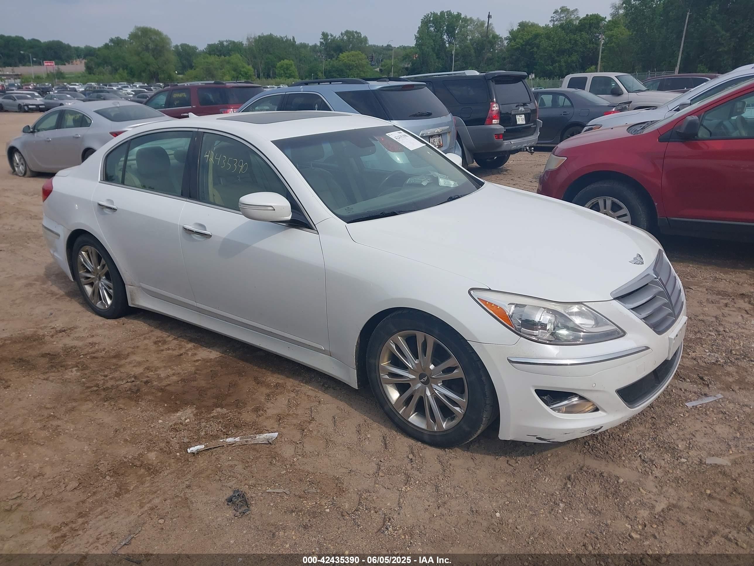 2012 Hyundai Genesis 3.8 White vin: KMHGC4DD5CU167103